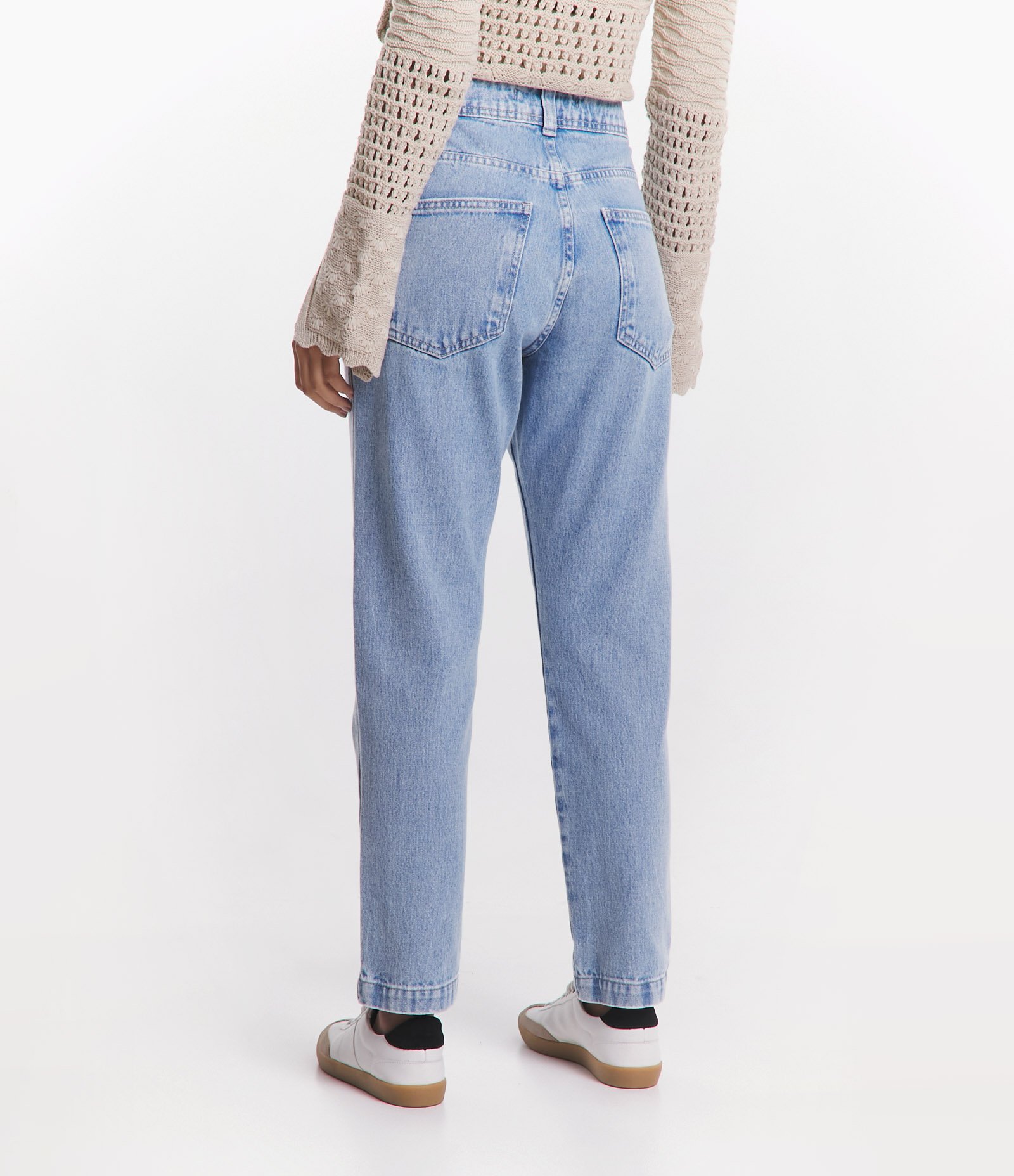 Calça Mom em Jeans com Bolso e Pences Azul Claro 3