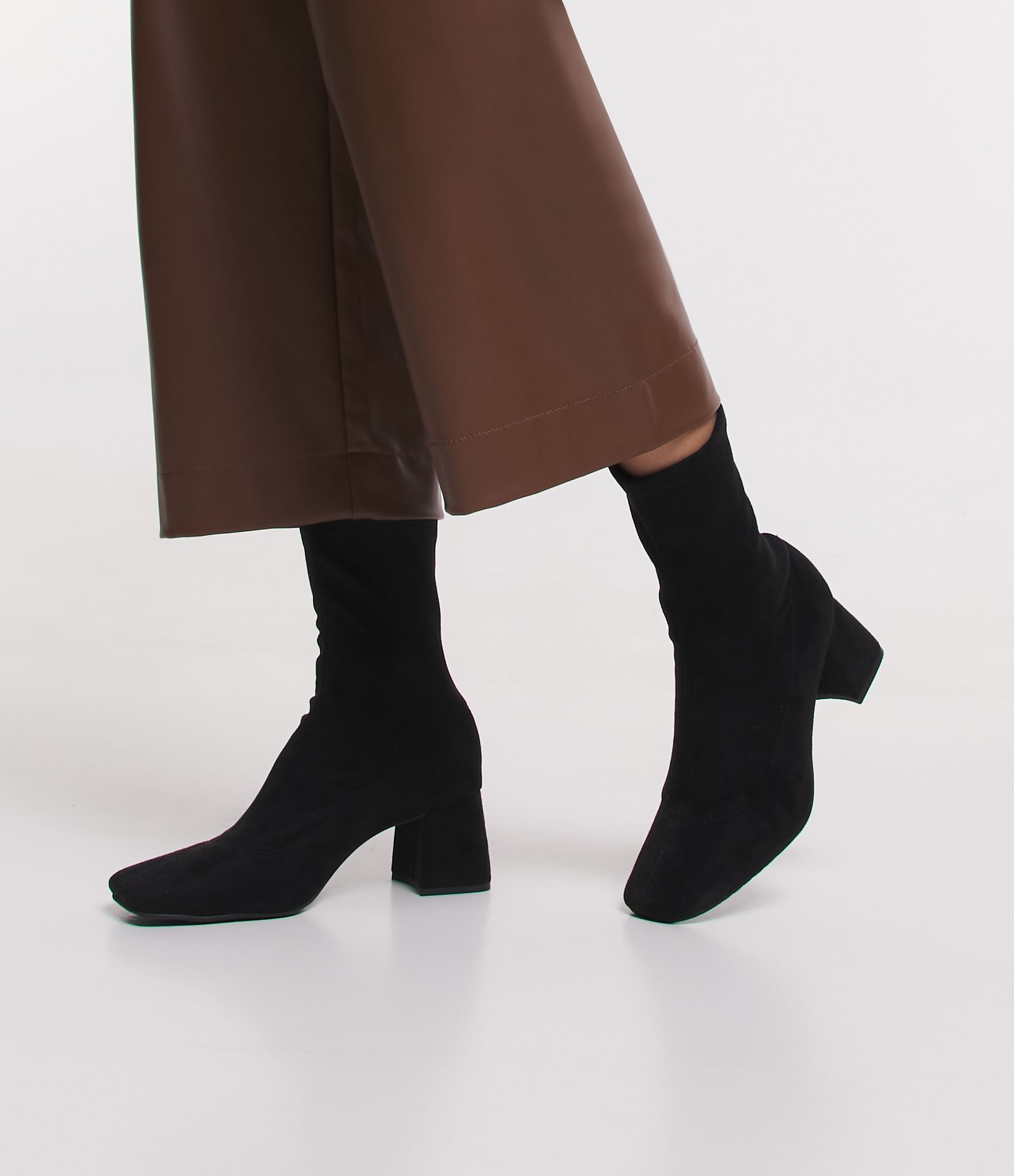 Bota com Cano Baixo e Bico Quadrado Preto 6