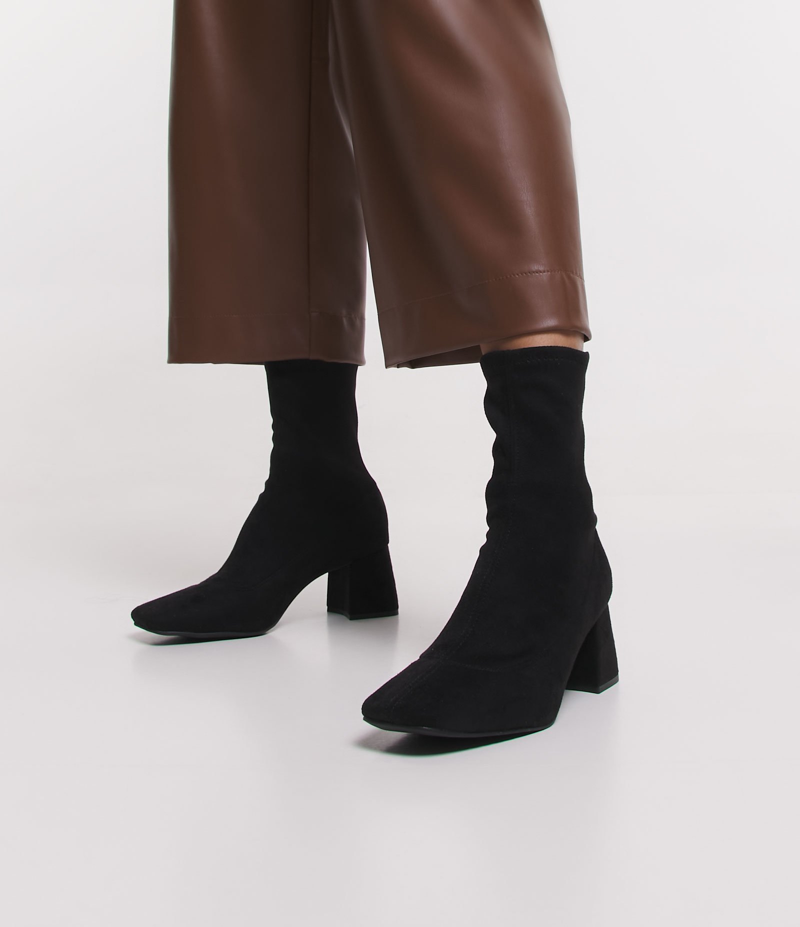 Bota com Cano Baixo e Bico Quadrado Preto 2