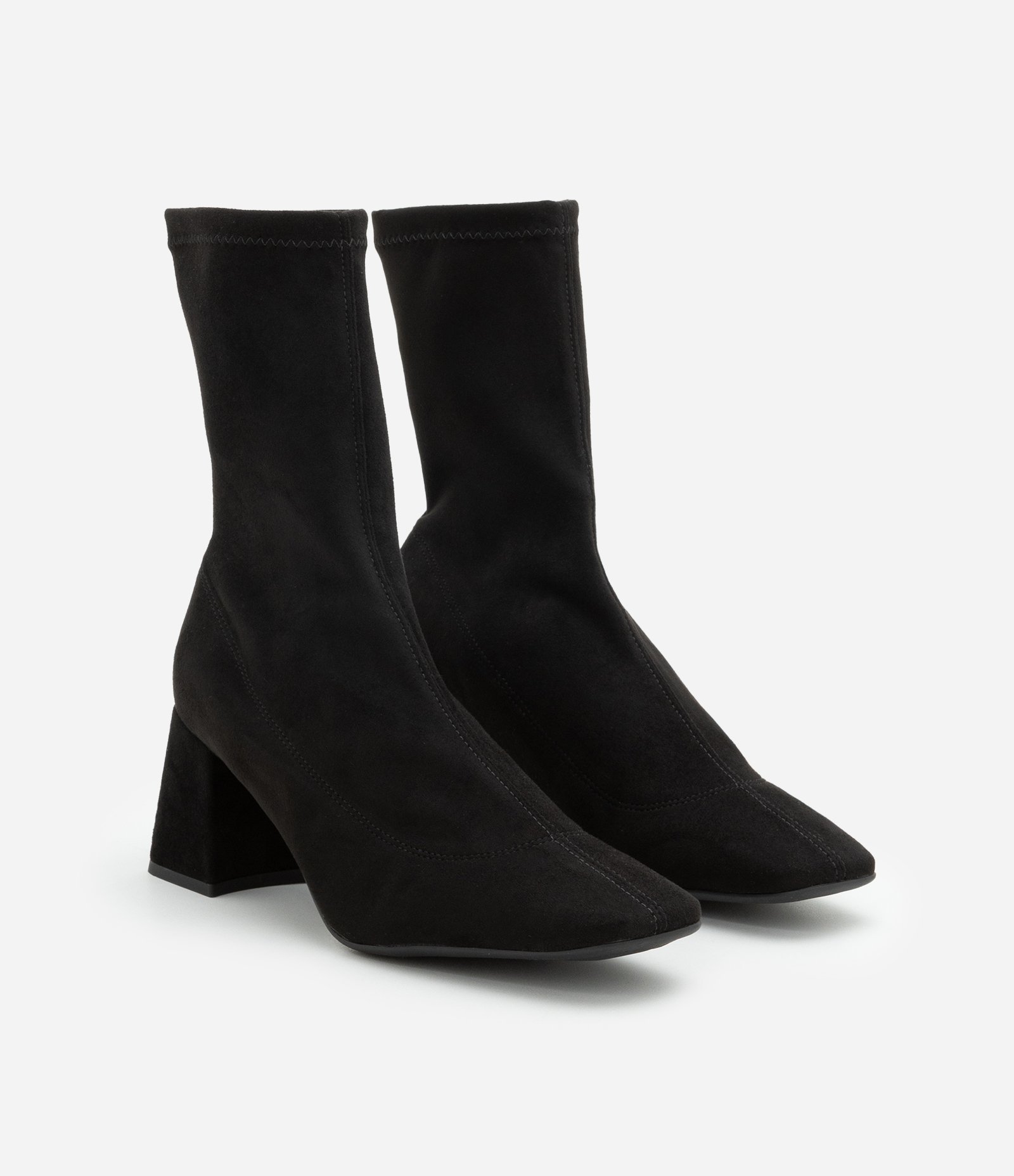 Bota com Cano Baixo e Bico Quadrado Preto 3