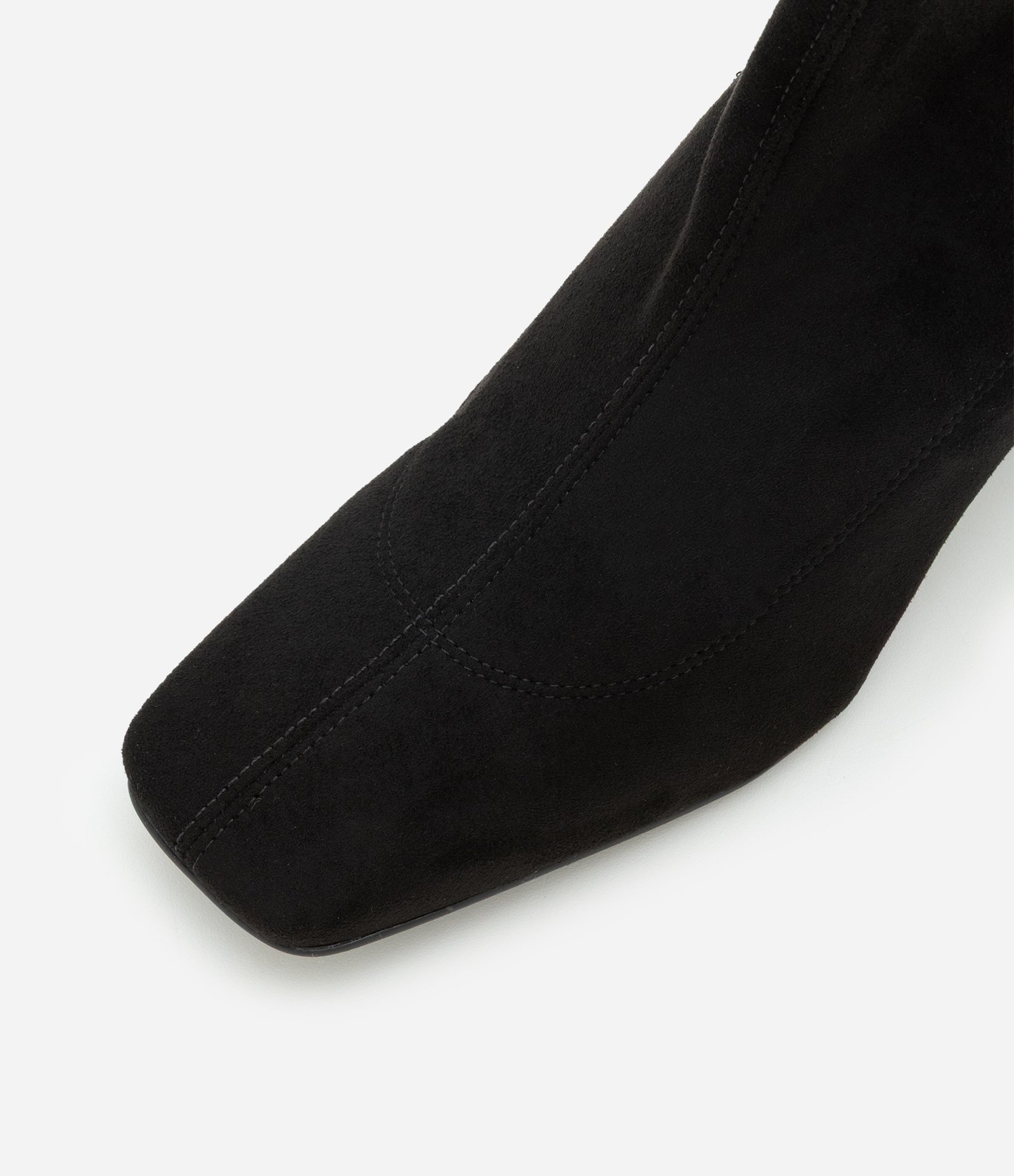 Bota com Cano Baixo e Bico Quadrado Preto 4