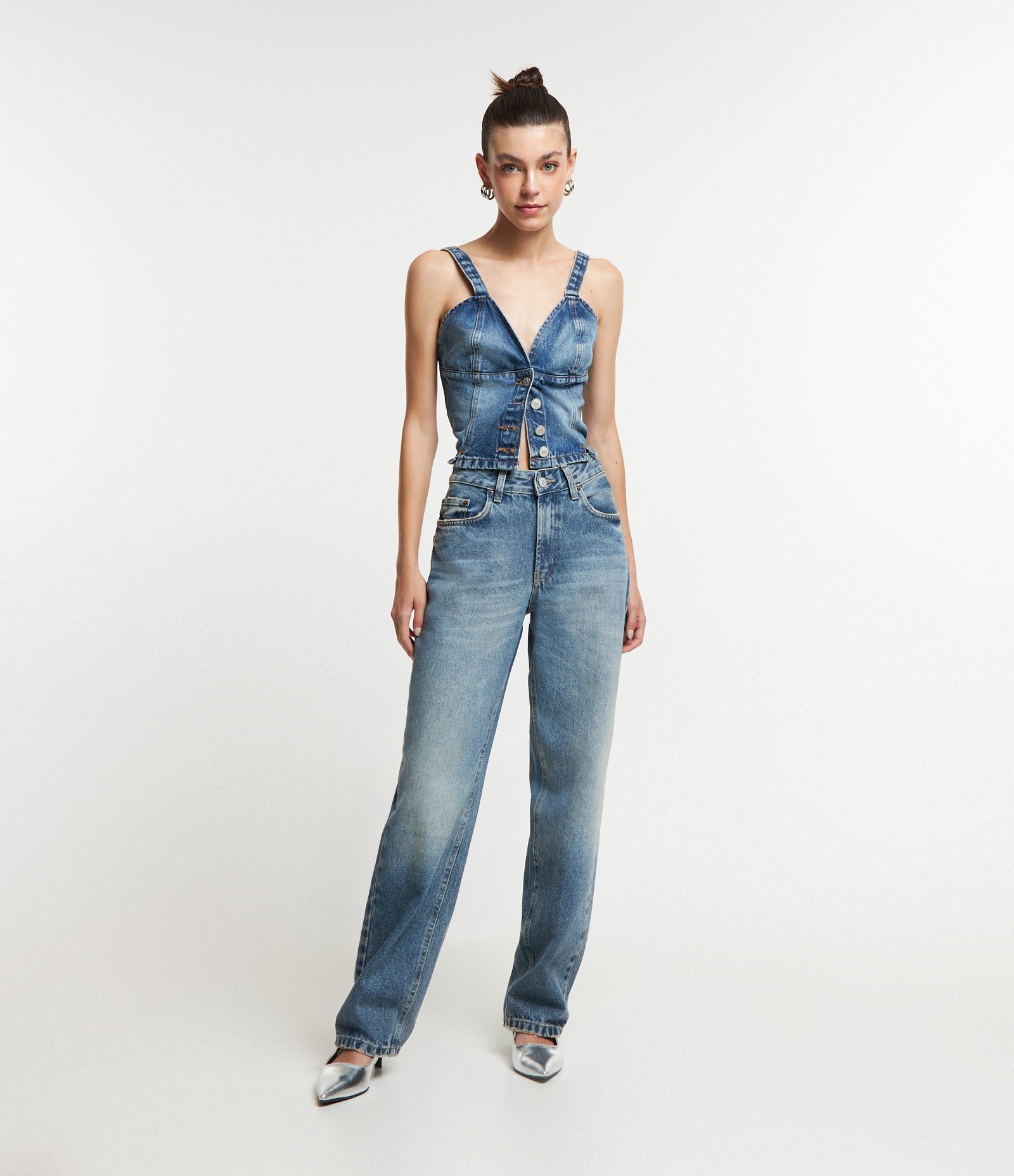 Blusa Cropped em Jeans com Fechamento por Botões e Recortes Azul 2