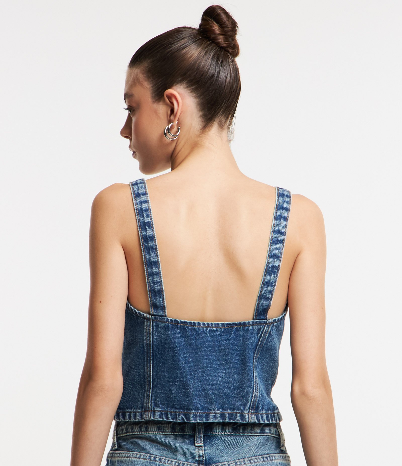 Blusa Cropped em Jeans com Fechamento por Botões e Recortes Azul 3