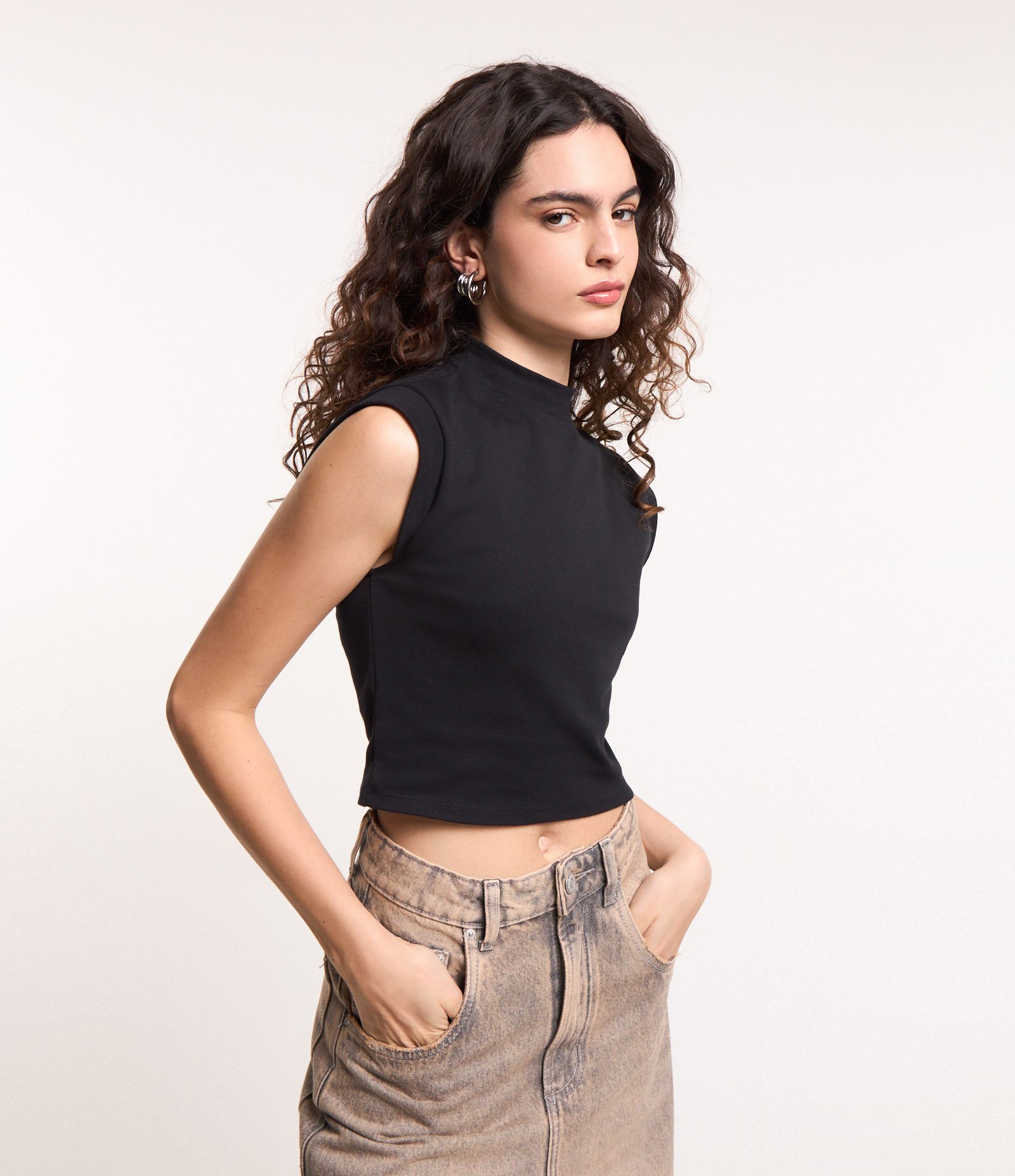 Blusa Regata Cropped em Ribana com Golinha Alta 1