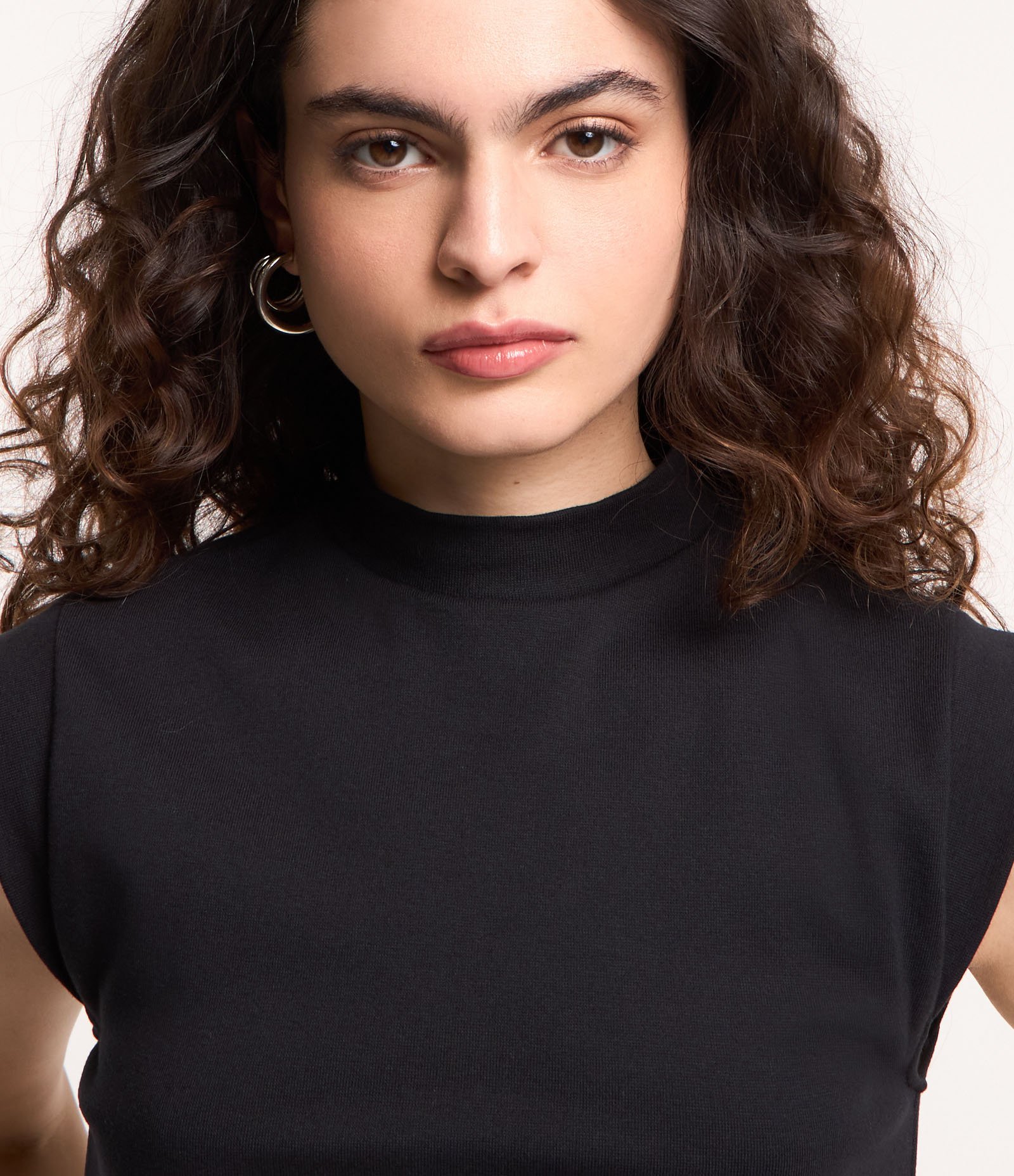 Blusa Regata Cropped em Ribana com Golinha Alta 4