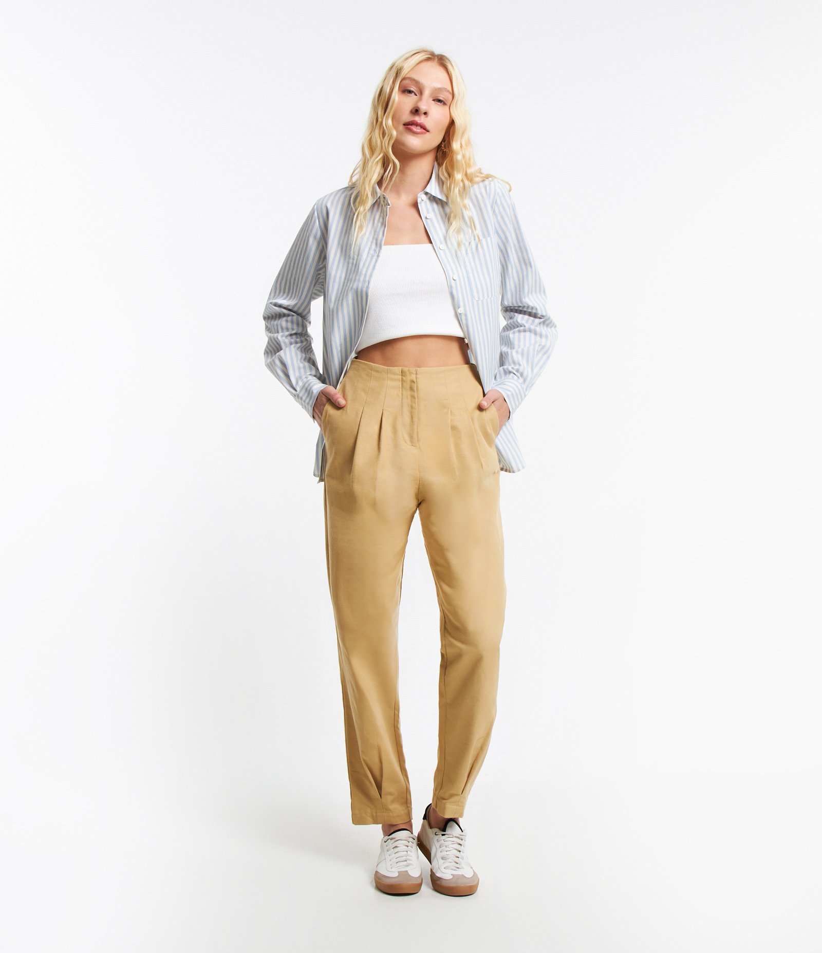 Calça Cenoura em Sarja com Pregas Frontais Bege 1