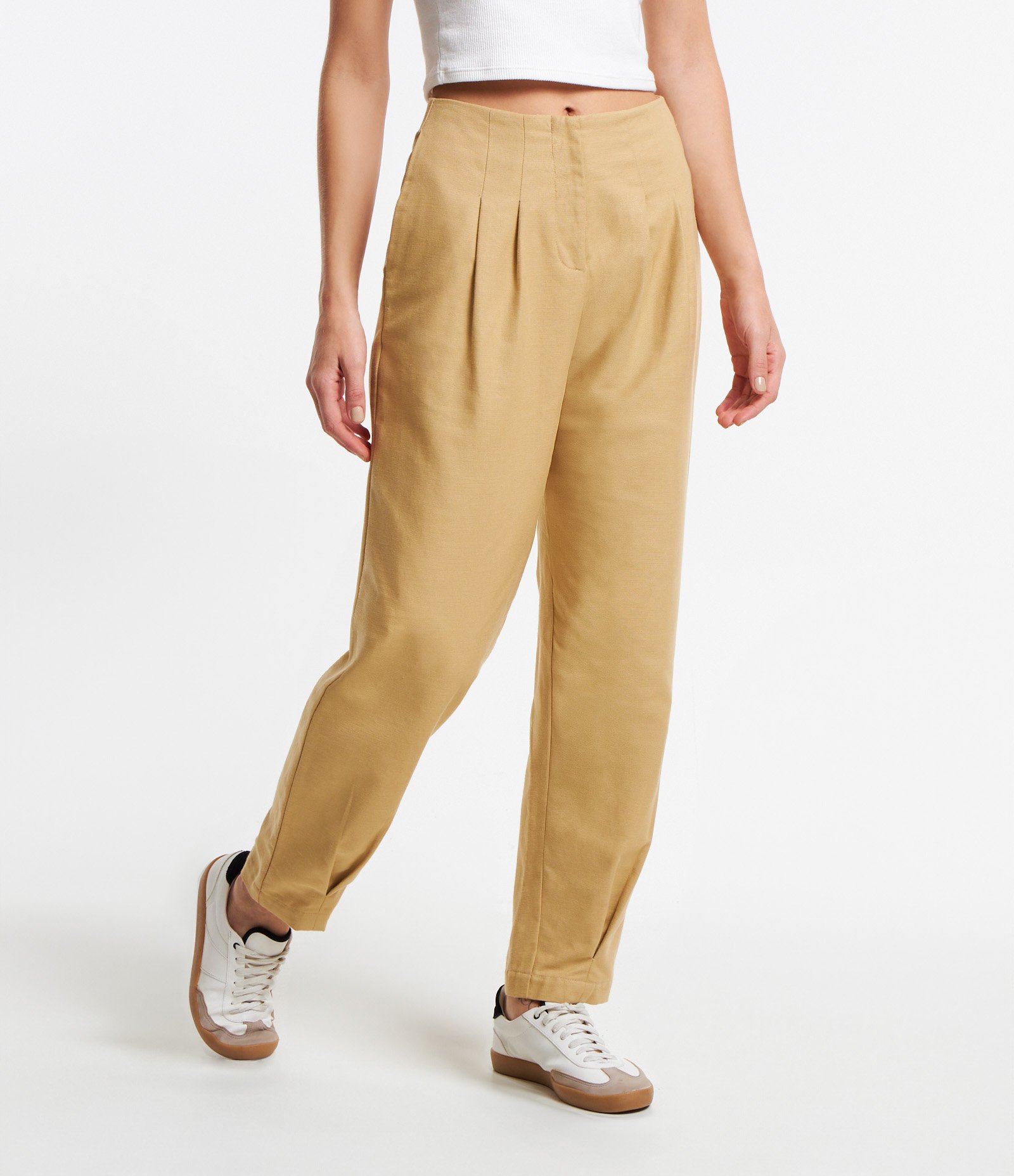 Calça Cenoura em Sarja com Pregas Frontais Bege 2