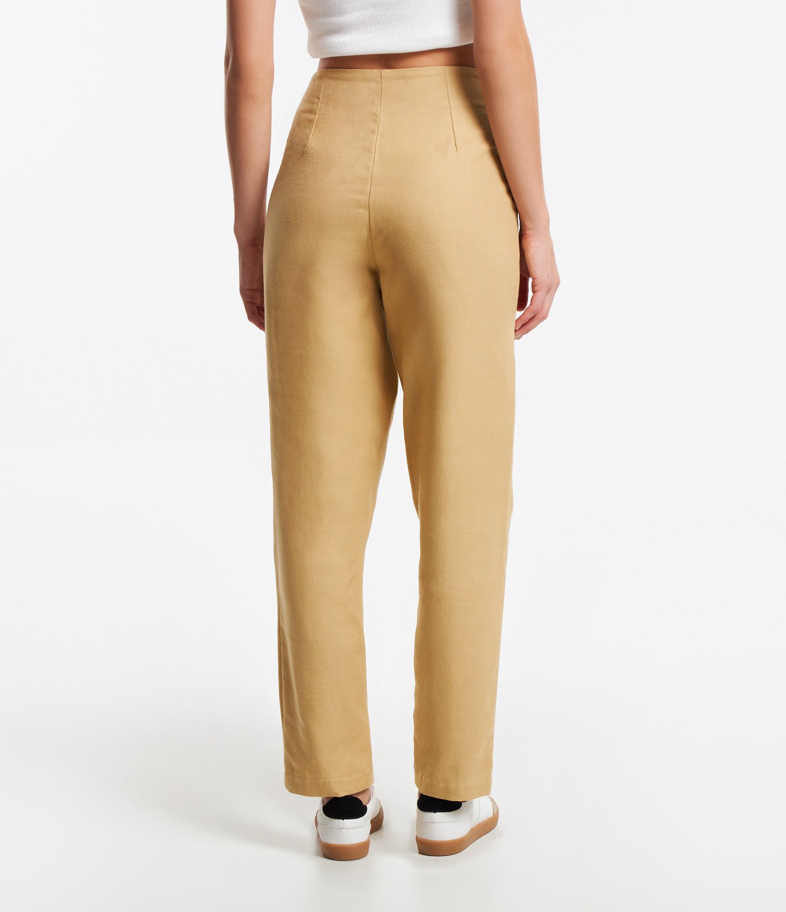 Calça Cenoura em Sarja com Pregas Frontais Bege 3