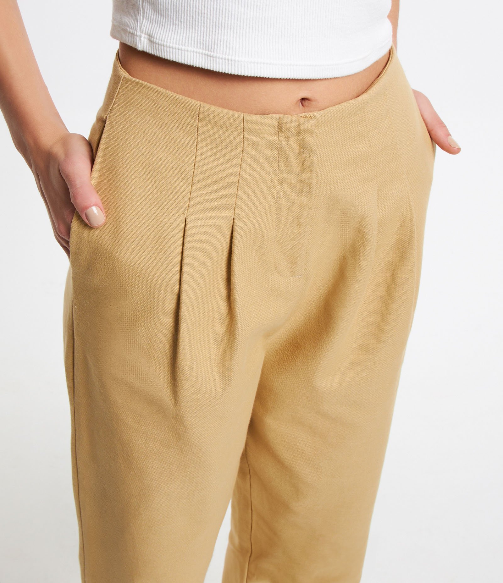 Calça Cenoura em Sarja com Pregas Frontais Bege 4