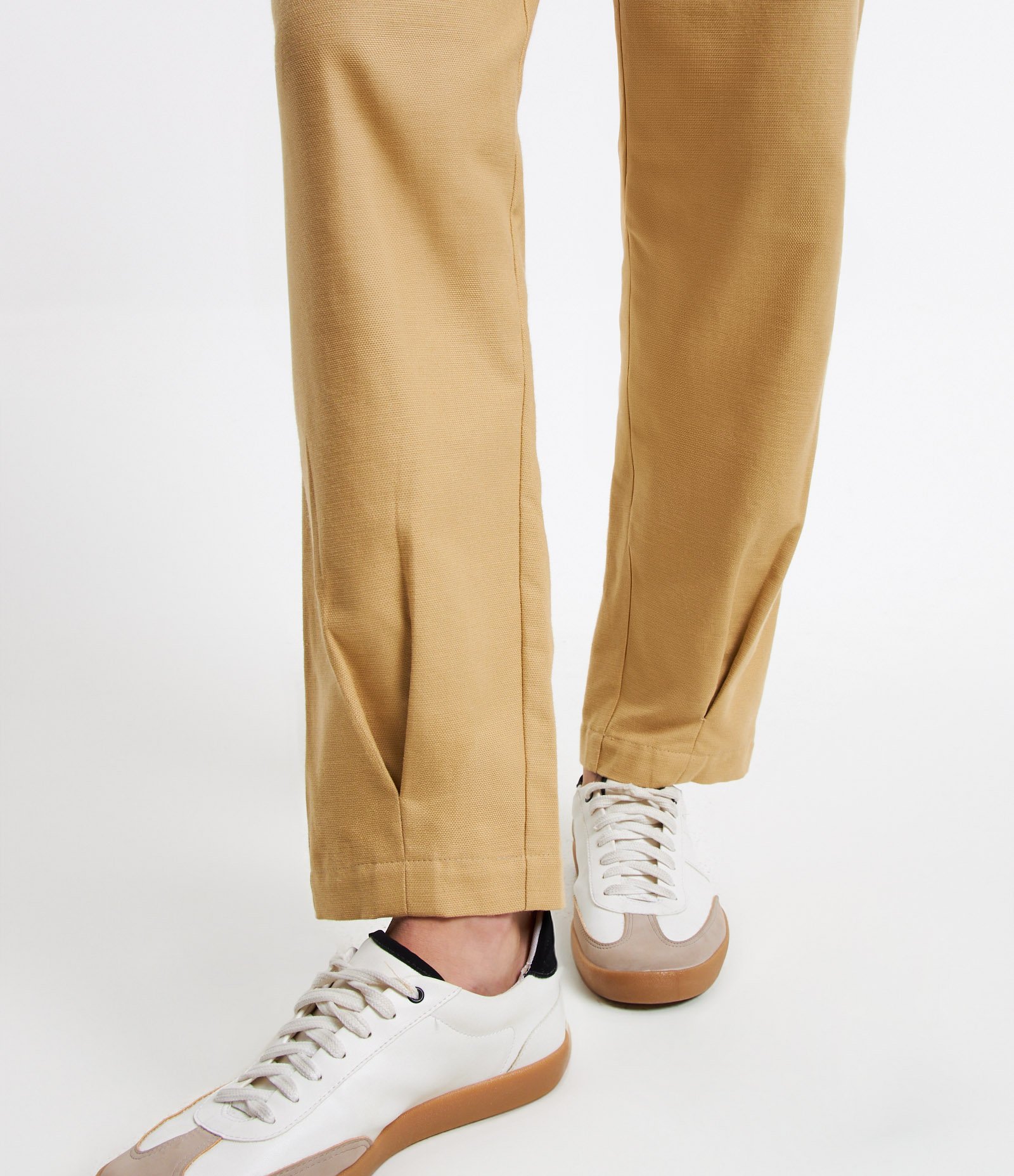 Calça Cenoura em Sarja com Pregas Frontais Bege 5