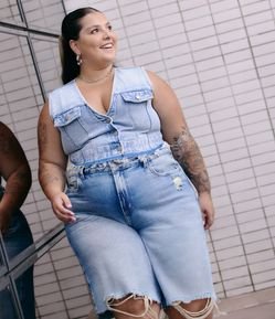 Bermuda Jeans com Lavagem Dirty e Barra Rasgada Curve & Plus Size