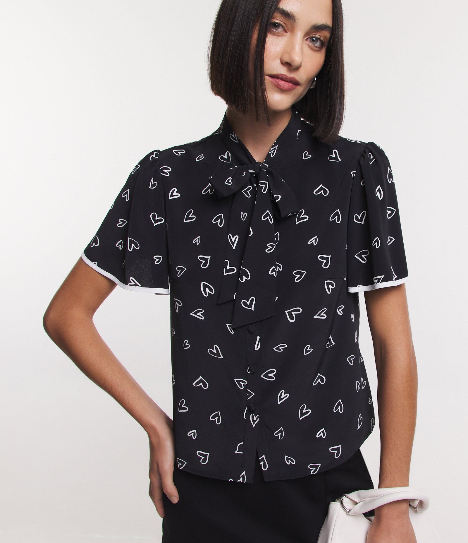 Camisa em Crepe com Gola Laço e Estampa de Coração Preto 1