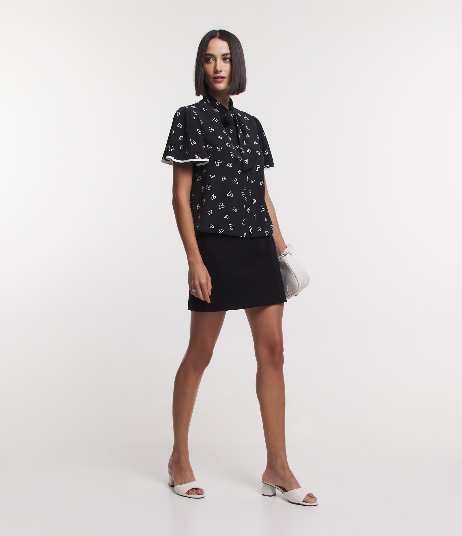 Camisa em Crepe com Gola Laço e Estampa de Coração Preto 2