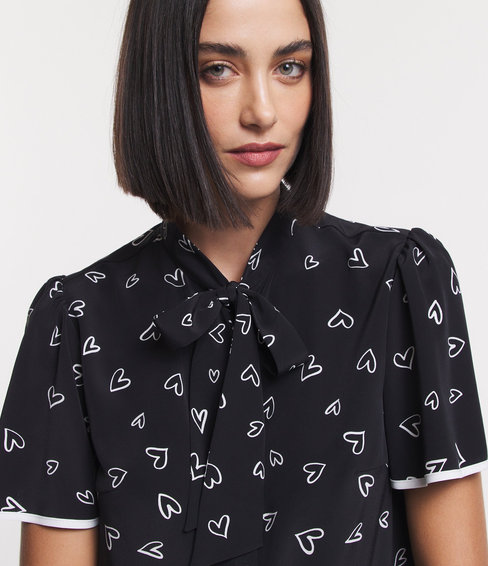 Camisa em Crepe com Gola Laço e Estampa de Coração Preto 3