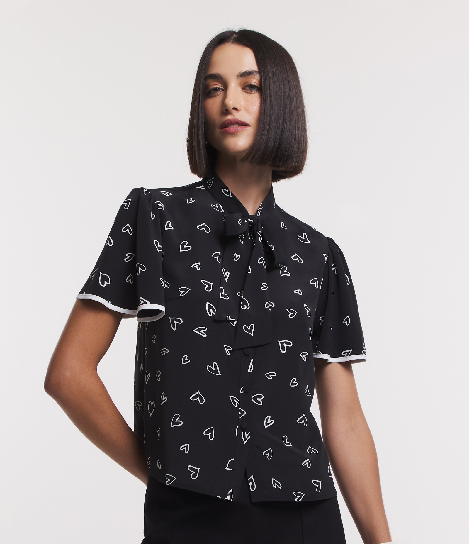 Camisa em Crepe com Gola Laço e Estampa de Coração Preto 4