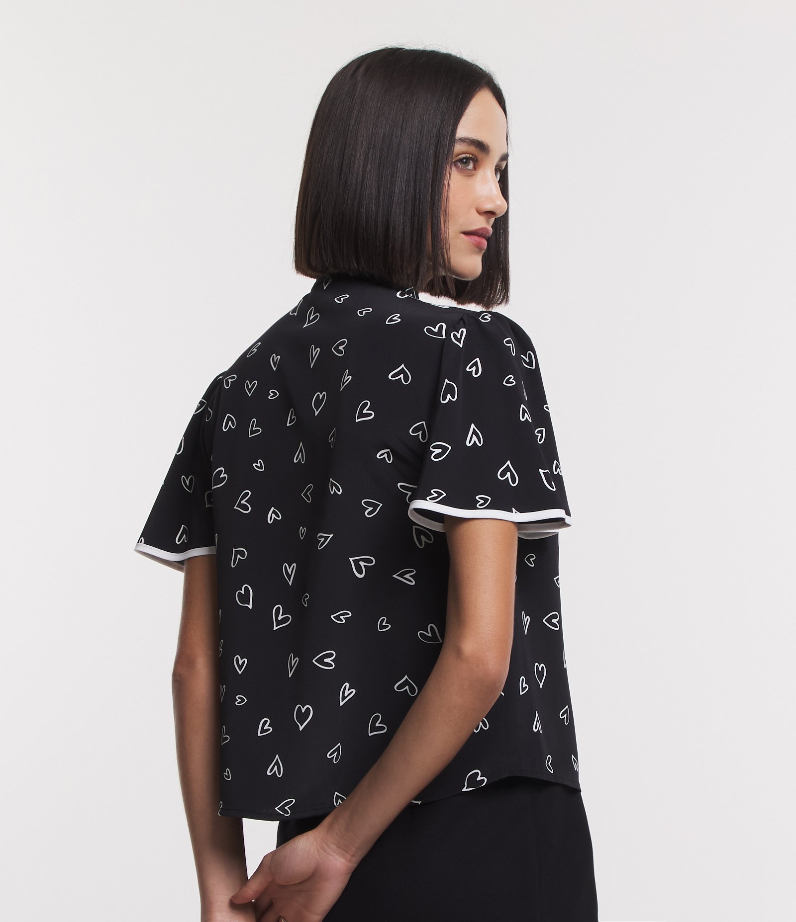 Camisa em Crepe com Gola Laço e Estampa de Coração Preto 5