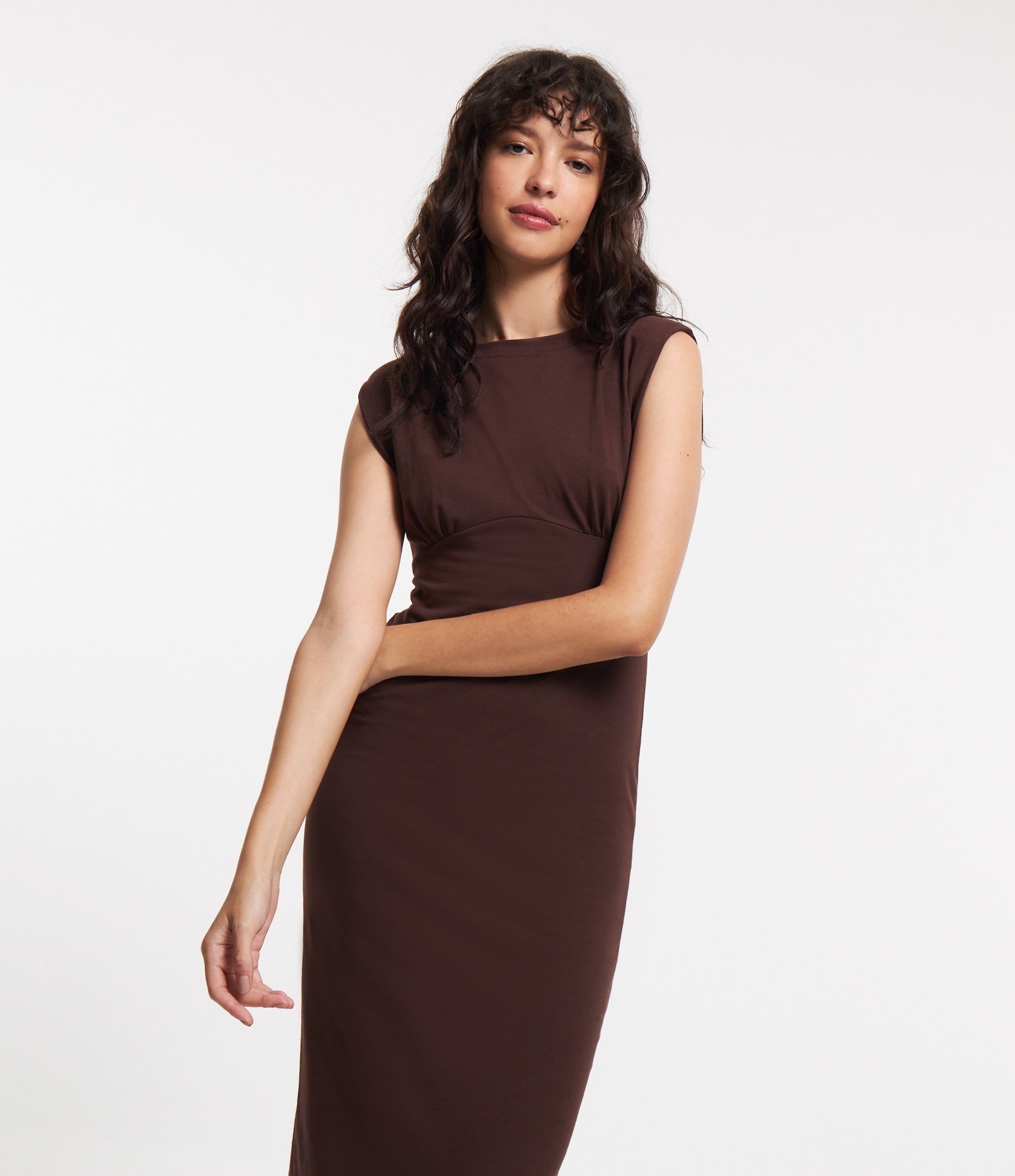 Vestido Midi em Meia Malha com Ombreira e Busto Franzido Marrom 2