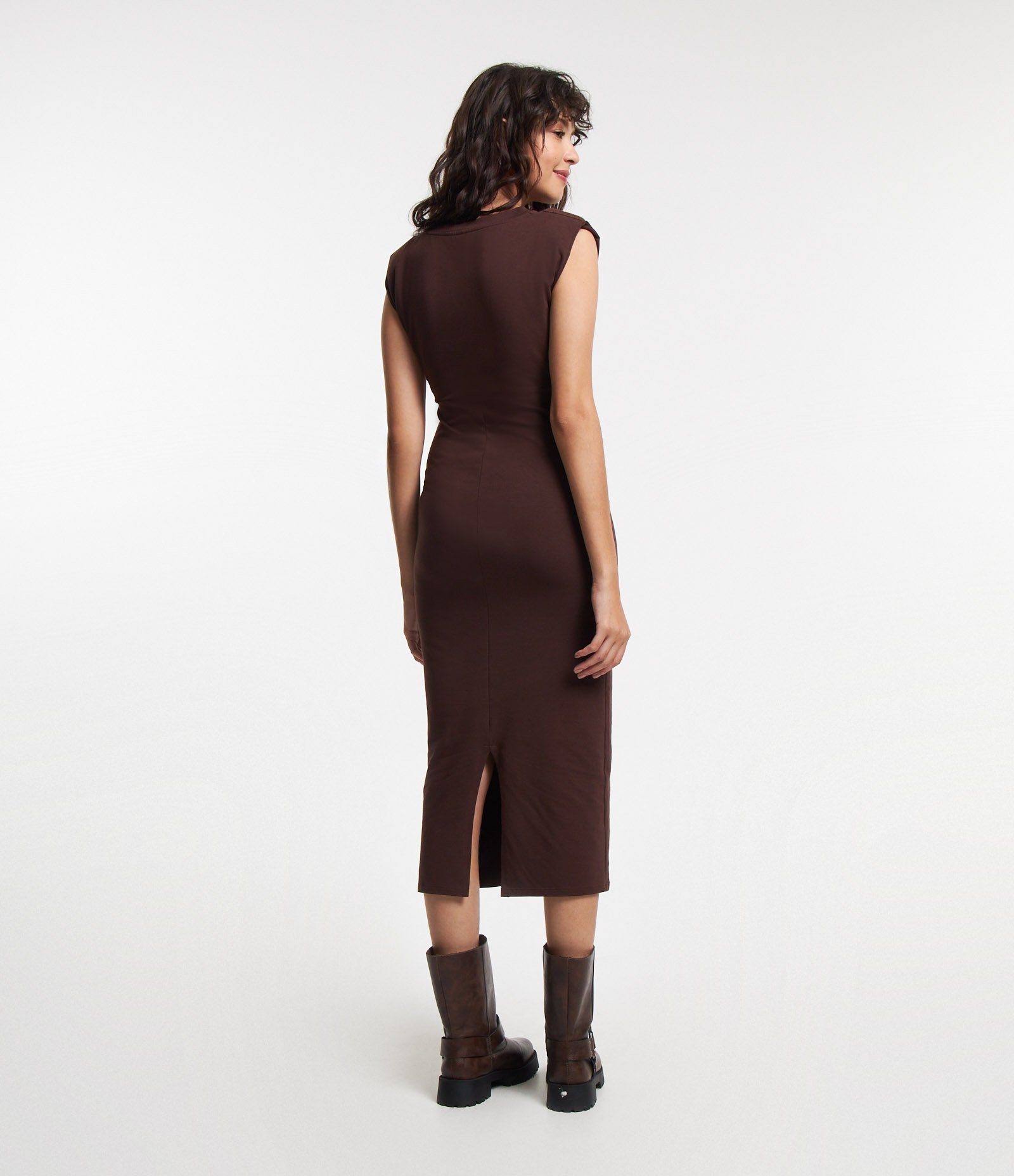 Vestido Midi em Meia Malha com Ombreira e Busto Franzido Marrom 3