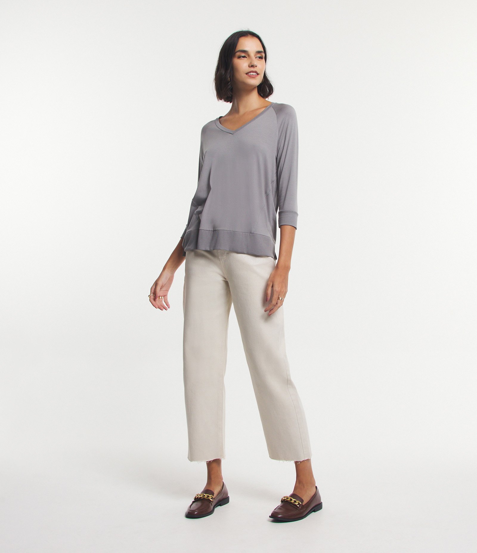 Blusa Básica em Viscose com Manga 3/4 e Decote V Cinza 2