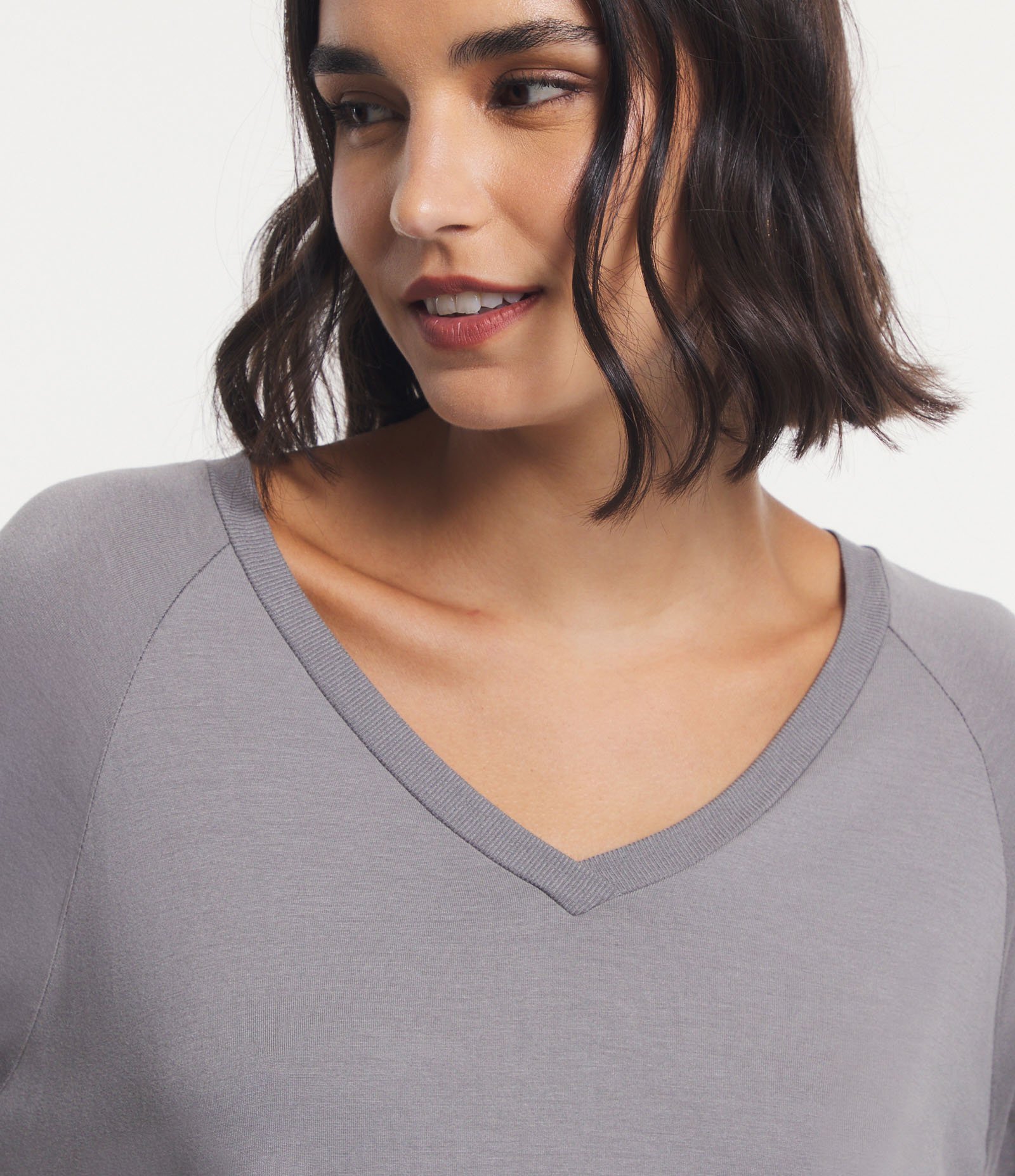 Blusa Básica em Viscose com Manga 3/4 e Decote V Cinza 4
