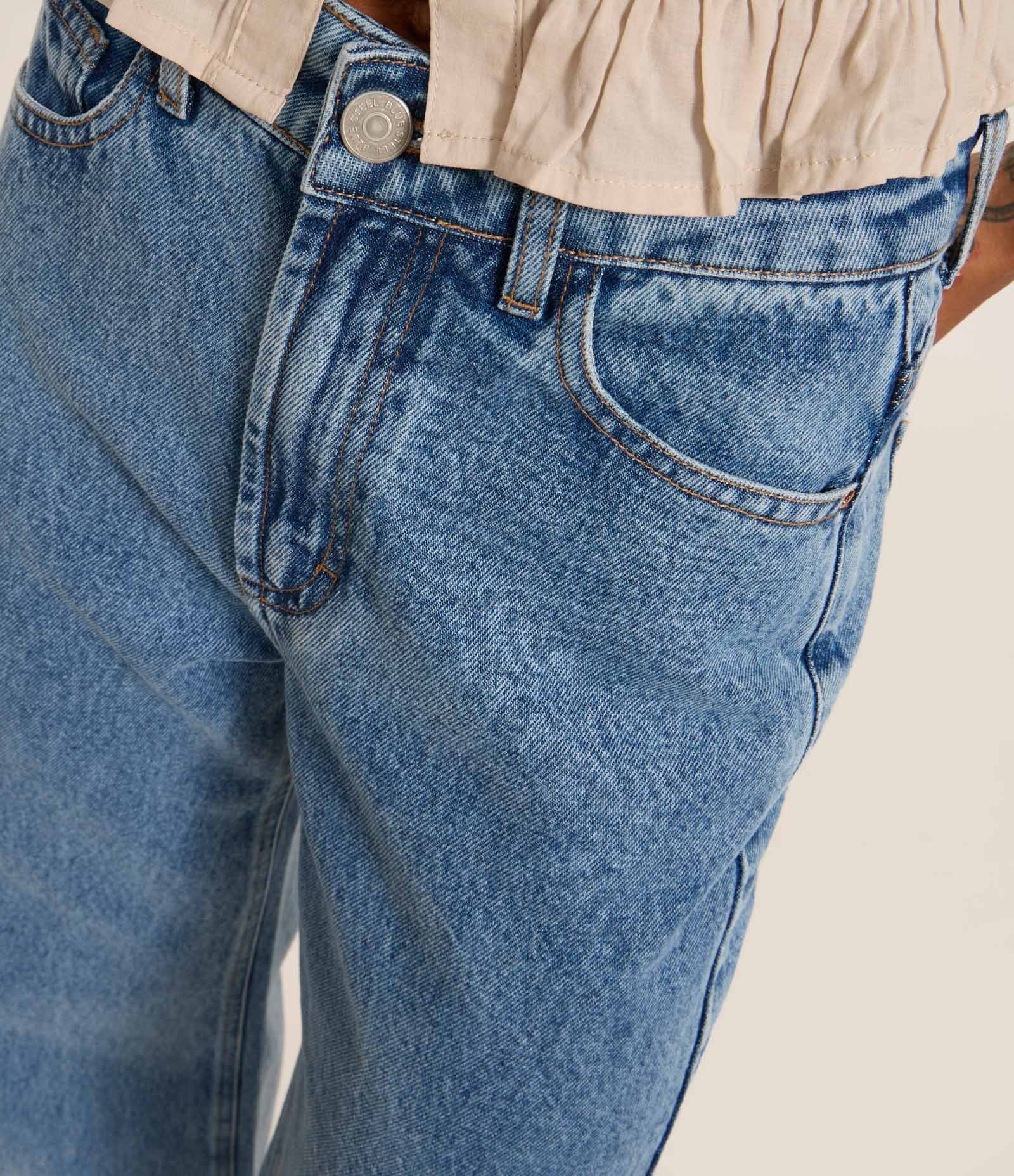 Calça Reta em Jeans com Bolsos e Botões Médio 4