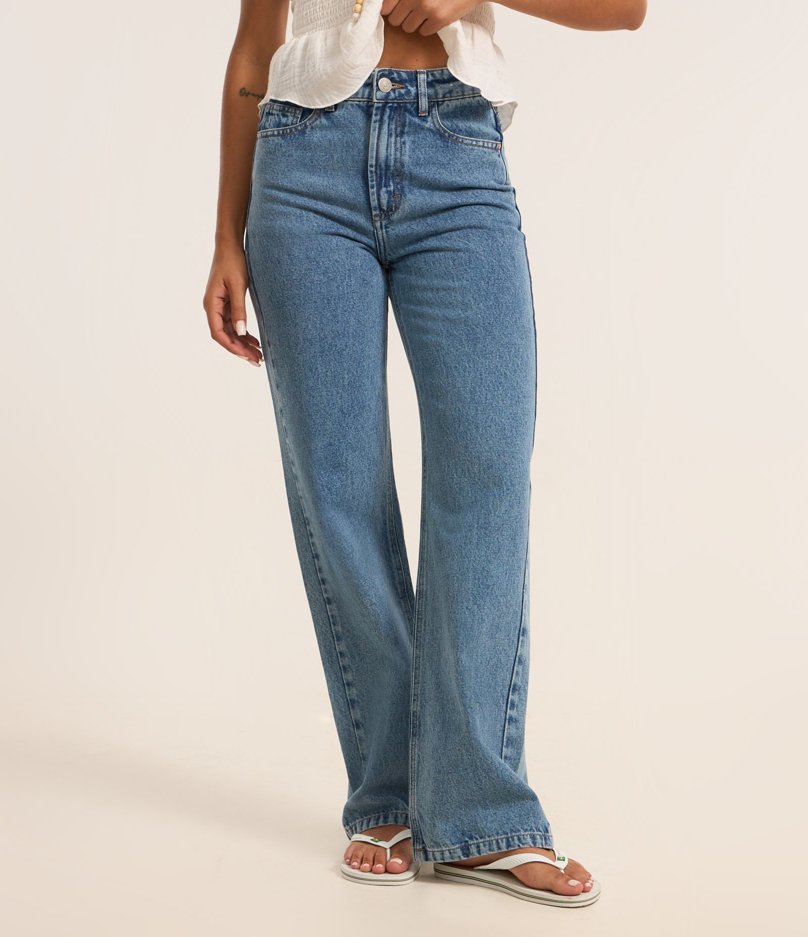 Calça Reta em Jeans com Bolsos e Botões Médio 3