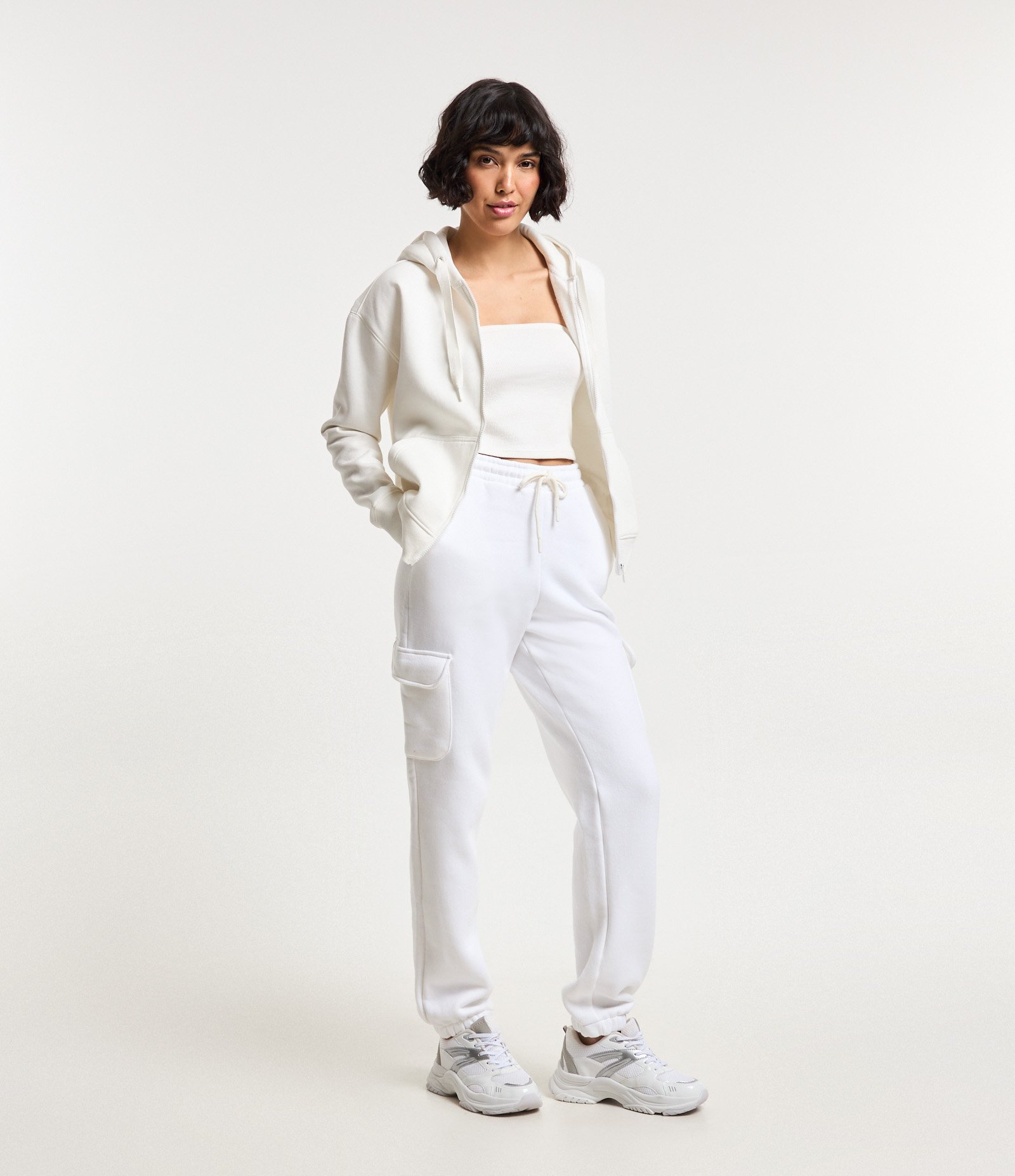 Calça Jogger em Moletom com Bolsos Cargo Laterais Branco Neve 1
