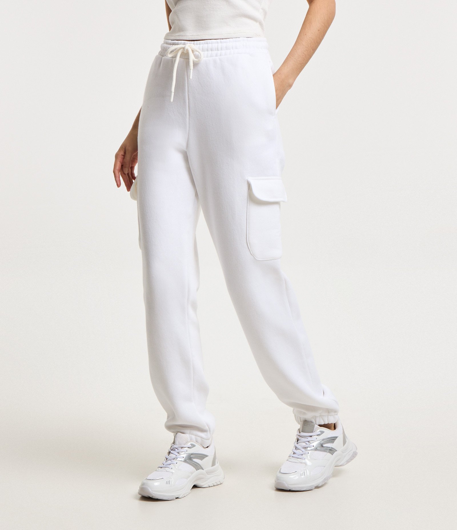 Calça Jogger em Moletom com Bolsos Cargo Laterais Branco Neve 2