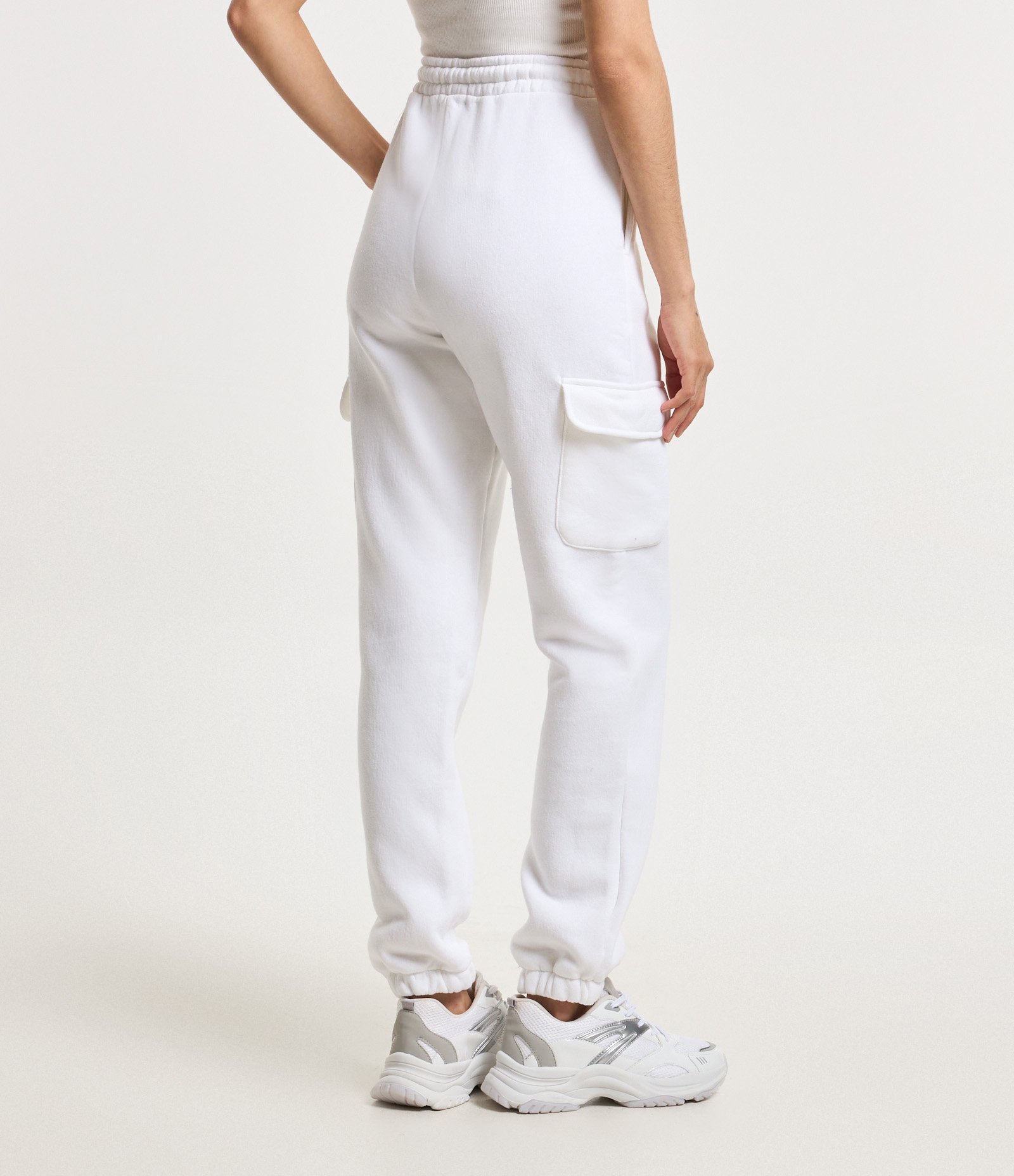 Calça Jogger em Moletom com Bolsos Cargo Laterais Branco Neve 3