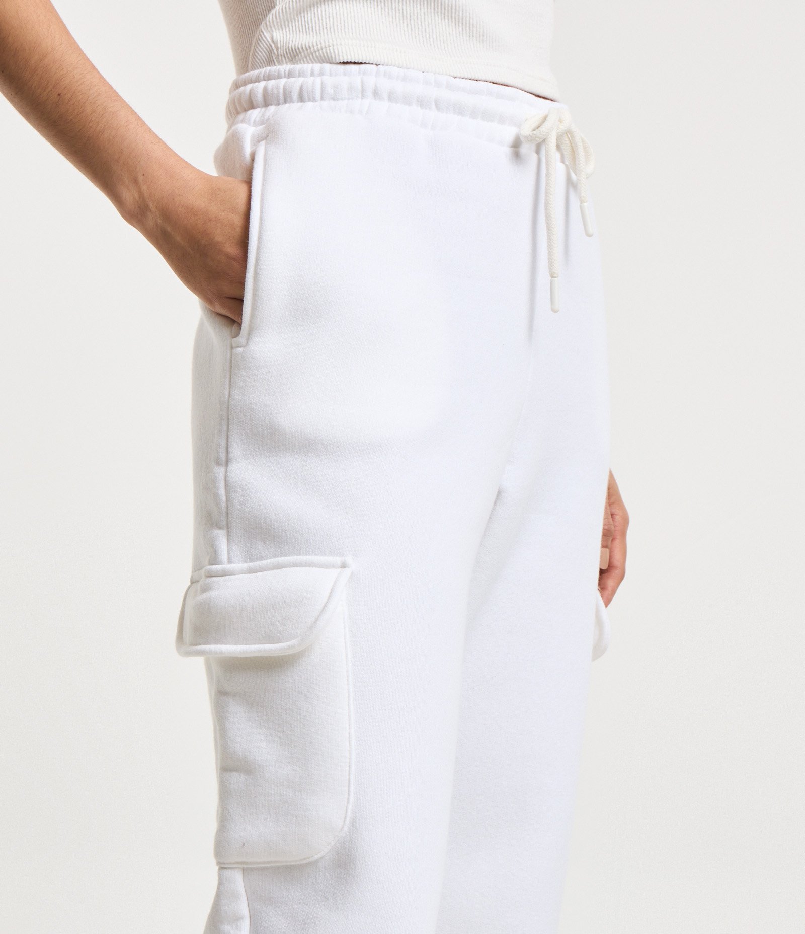 Calça Jogger em Moletom com Bolsos Cargo Laterais Branco Neve 4