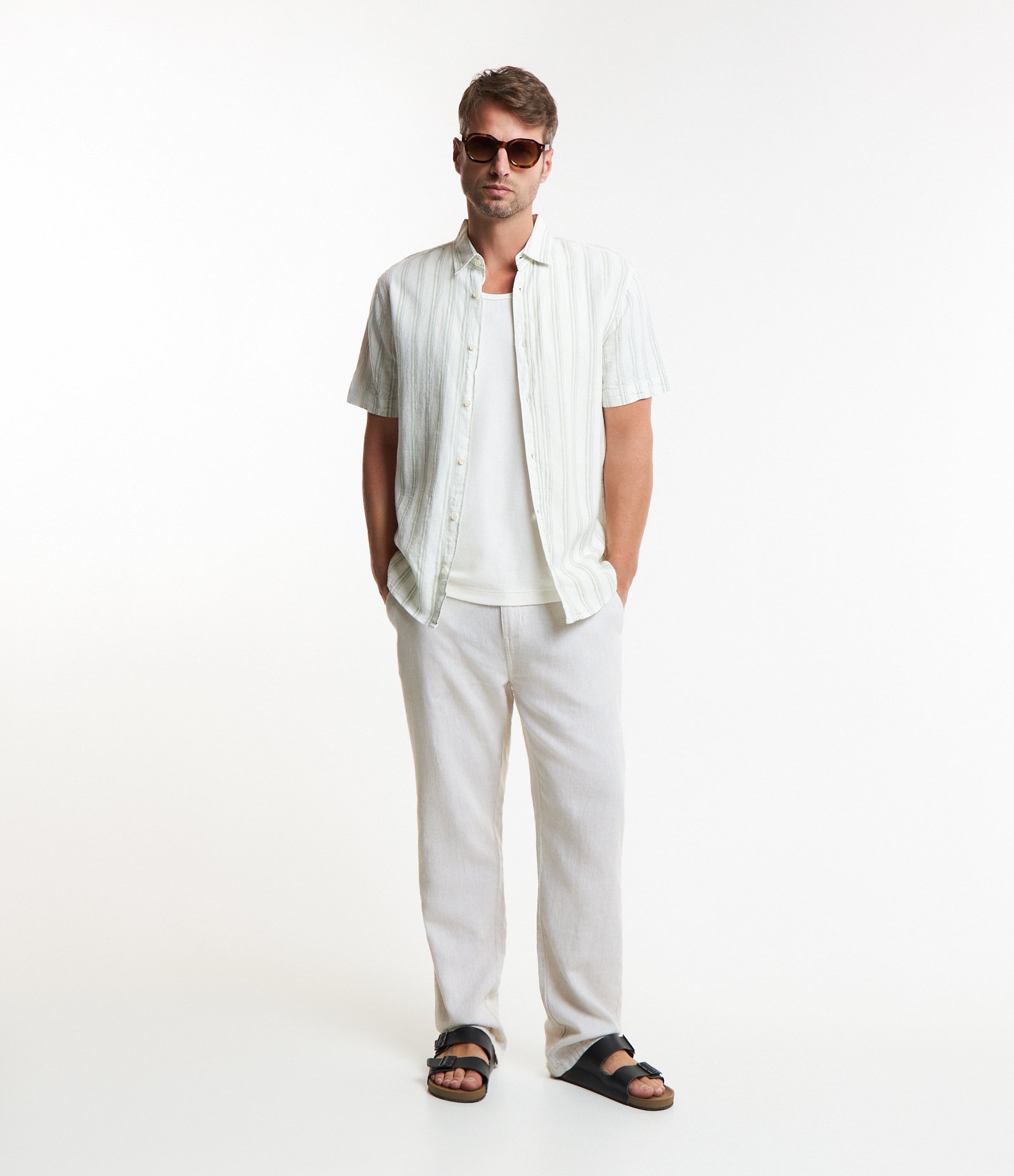 Camisa em Linho e Viscose com Estampa Listras e Abotoamento Verde Claro/ Branco 2