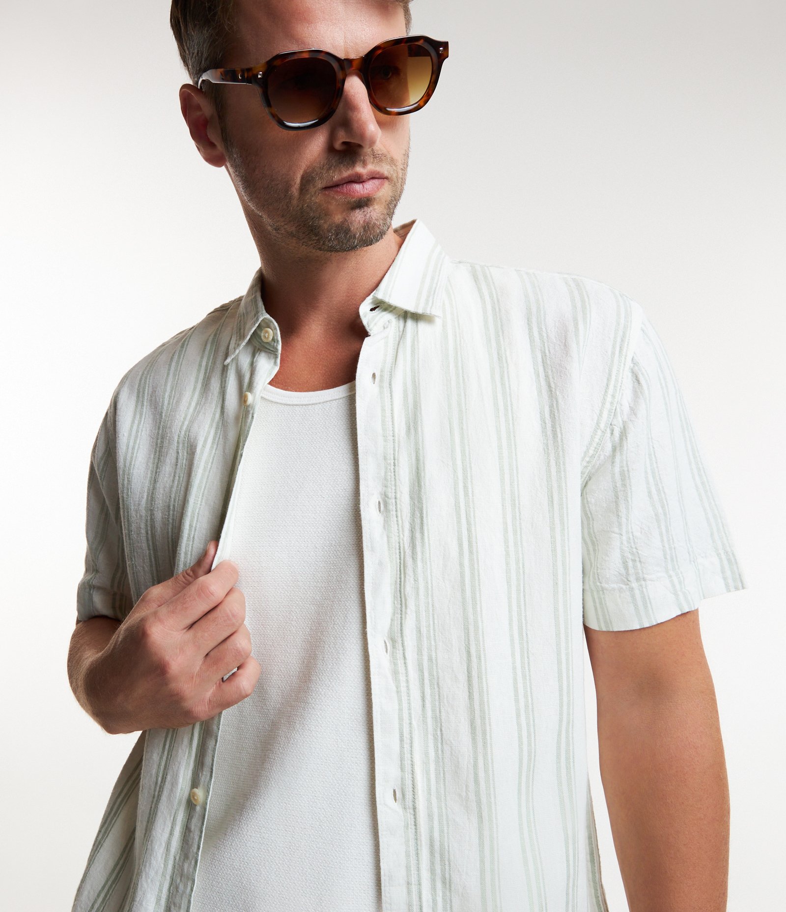 Camisa em Linho e Viscose com Estampa Listras e Abotoamento Verde Claro/ Branco 3
