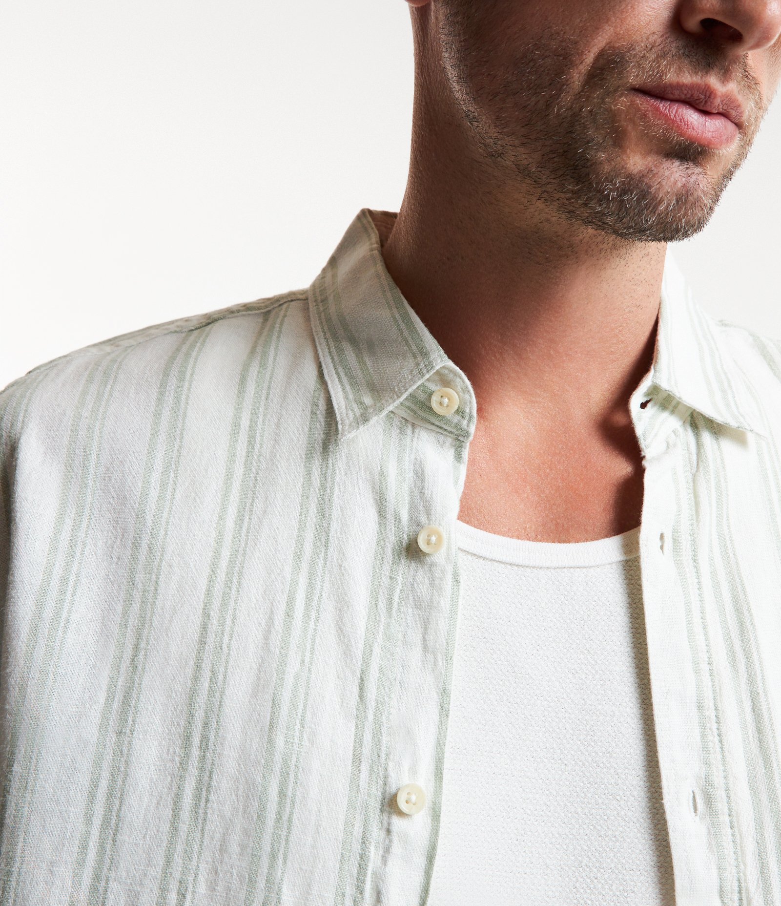 Camisa em Linho e Viscose com Estampa Listras e Abotoamento Verde Claro/ Branco 4