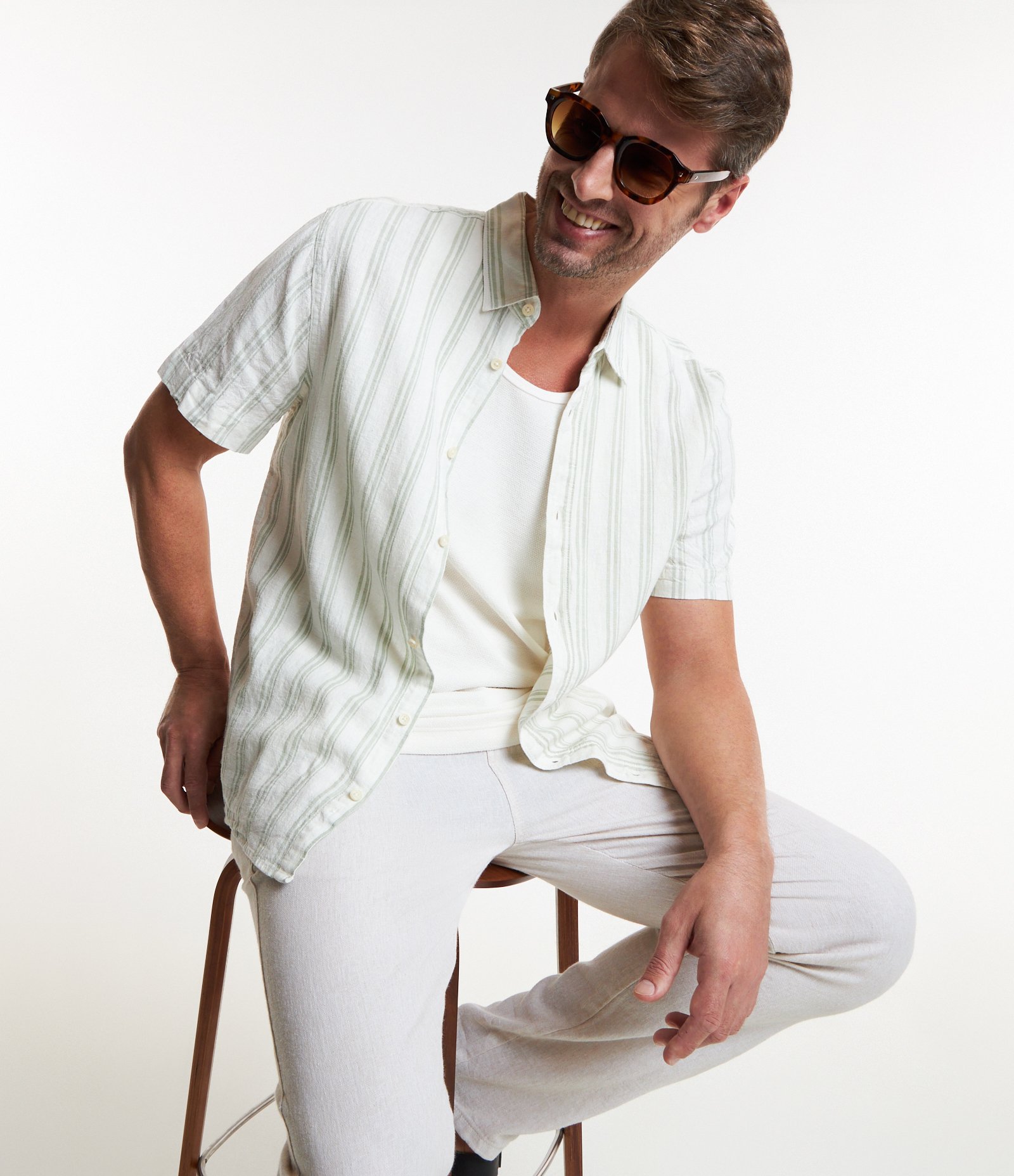 Camisa em Linho e Viscose com Estampa Listras e Abotoamento Verde Claro/ Branco 5