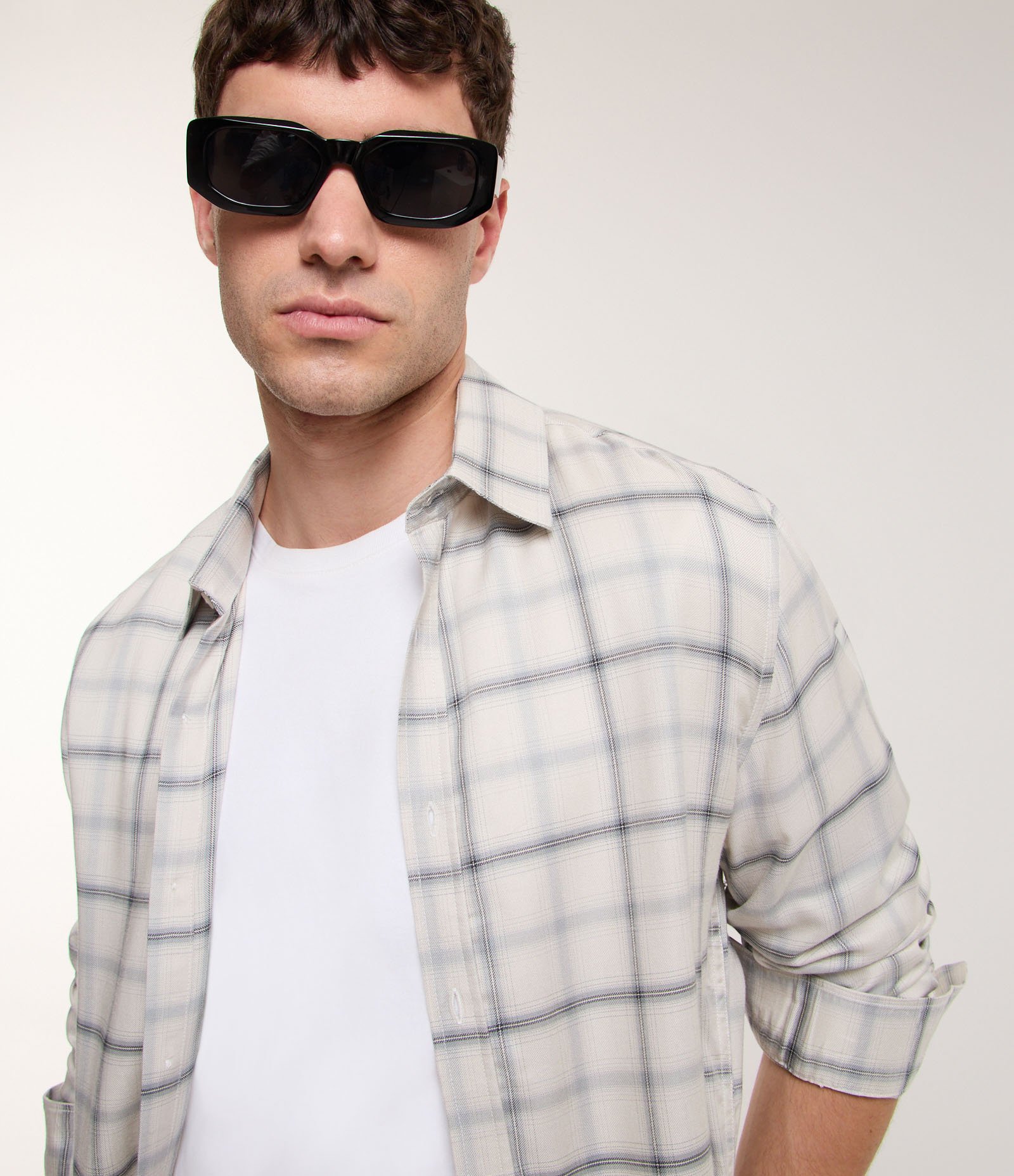 Camisa Manga Longa em Viscose e Xadrez Grid Bege 3