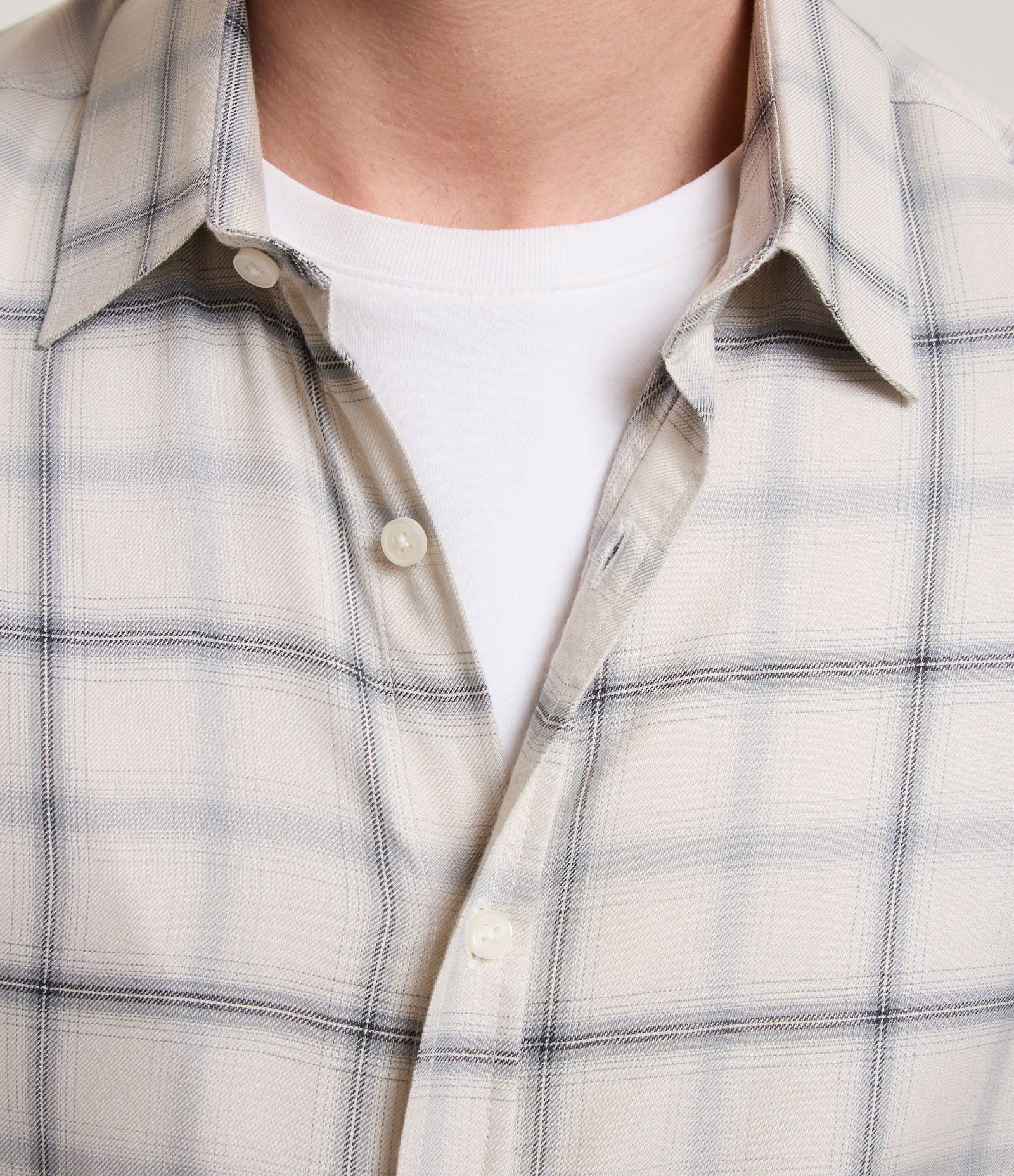 Camisa Manga Longa em Viscose e Xadrez Grid Bege 4