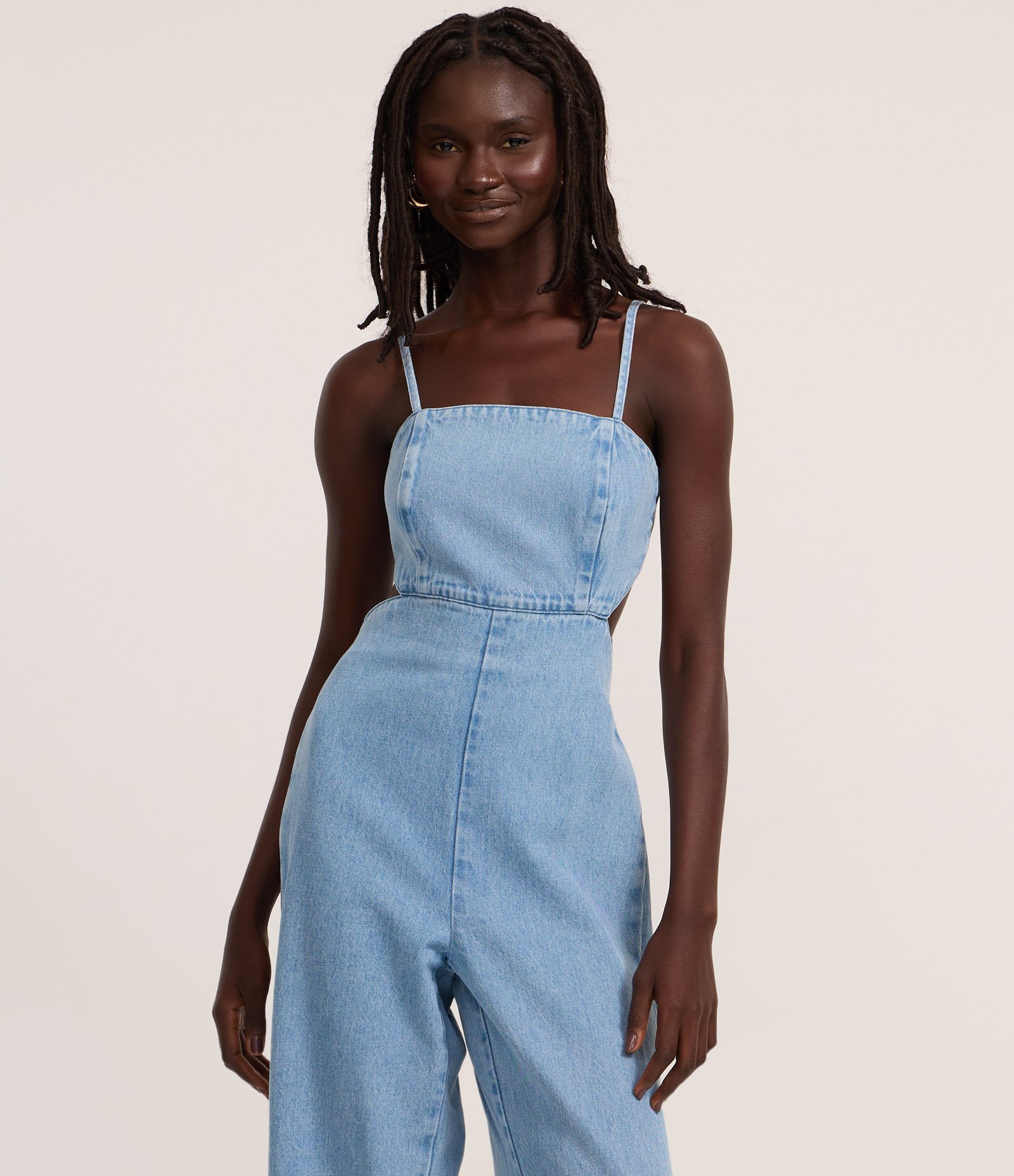 Macacão Longo em Jeans com Recorte e Amarração Azul Médio 2