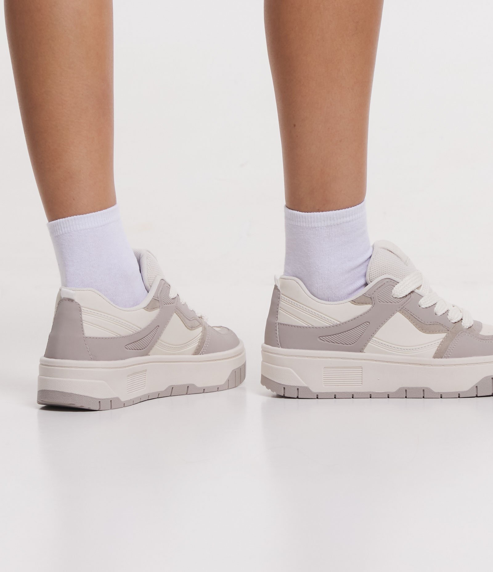 Tênis Cano Baixo com Recortes Cinza 7