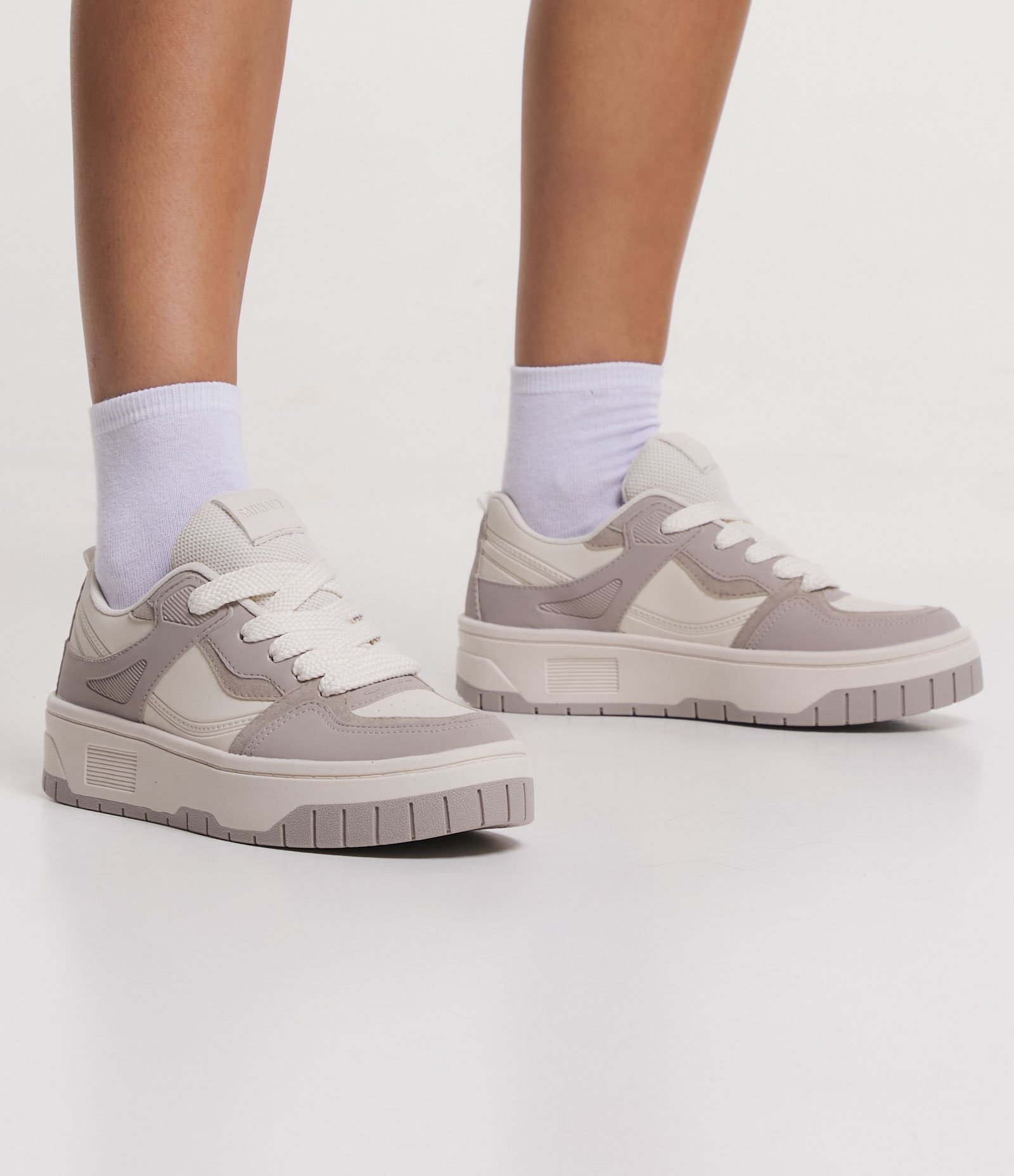 Tênis Cano Baixo com Recortes Cinza 2