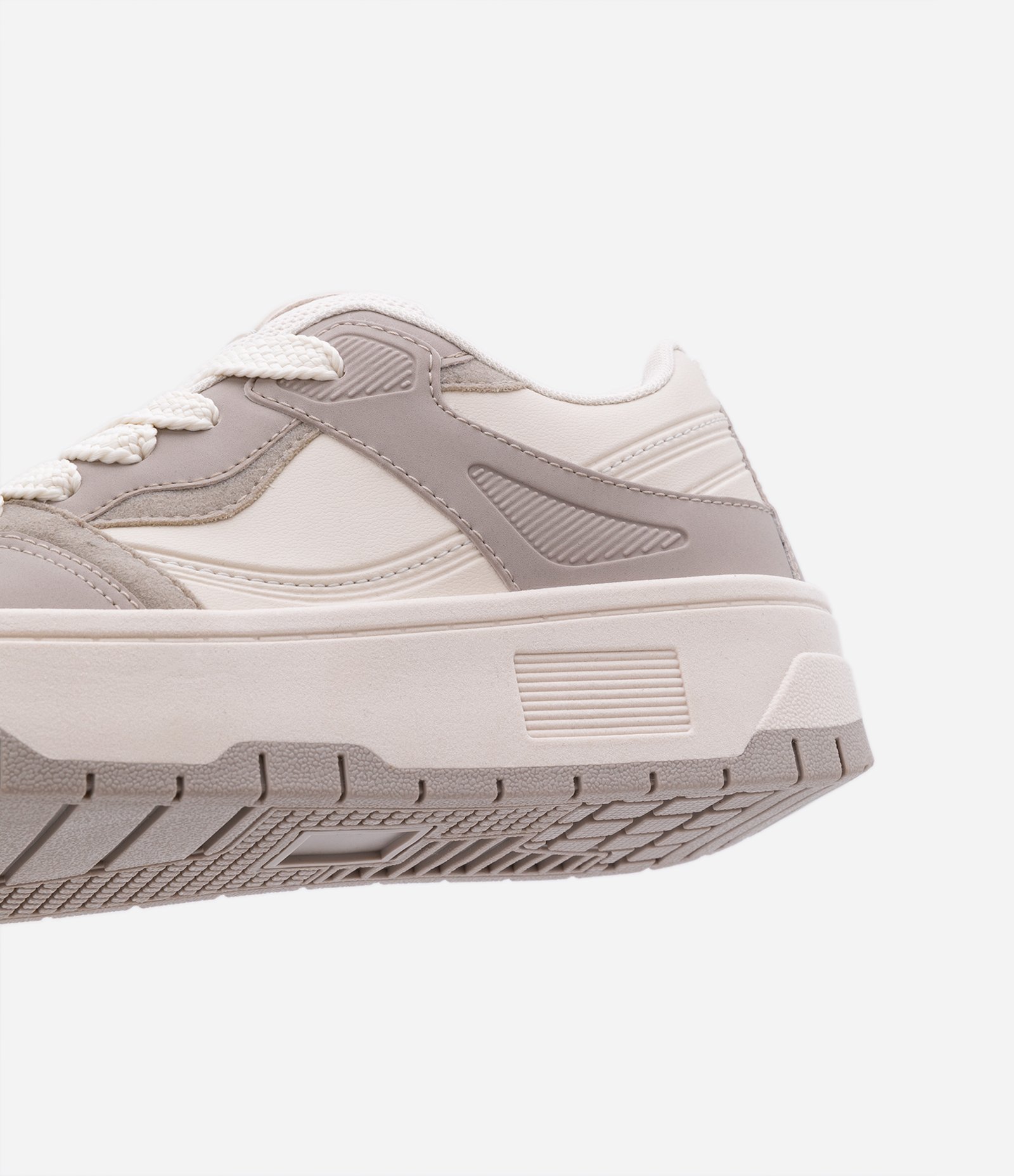 Tênis Cano Baixo com Recortes Cinza 3