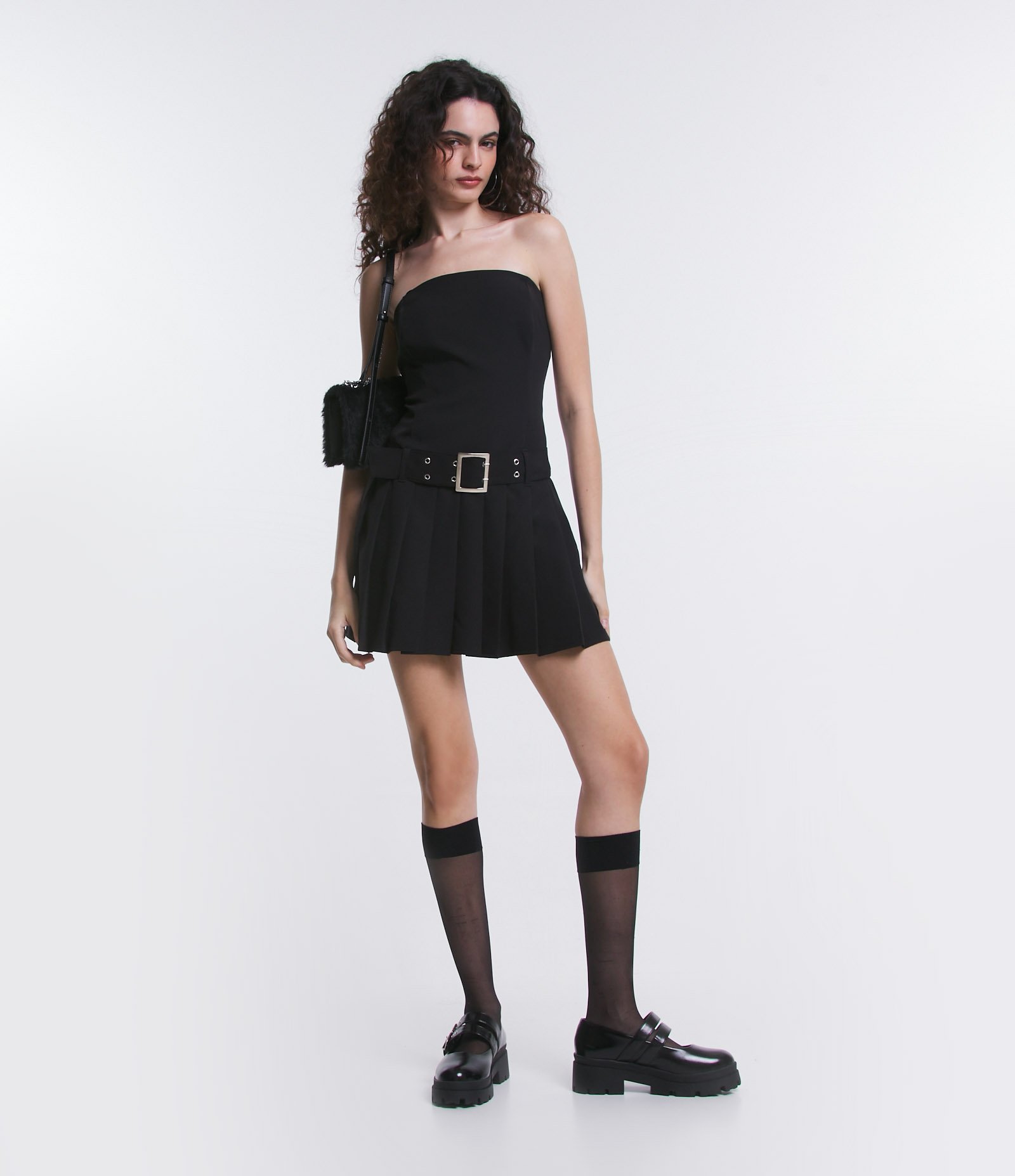 Vestido Curto em Sarja com Cinto de Fivela e Pregas na Saia Preto 2