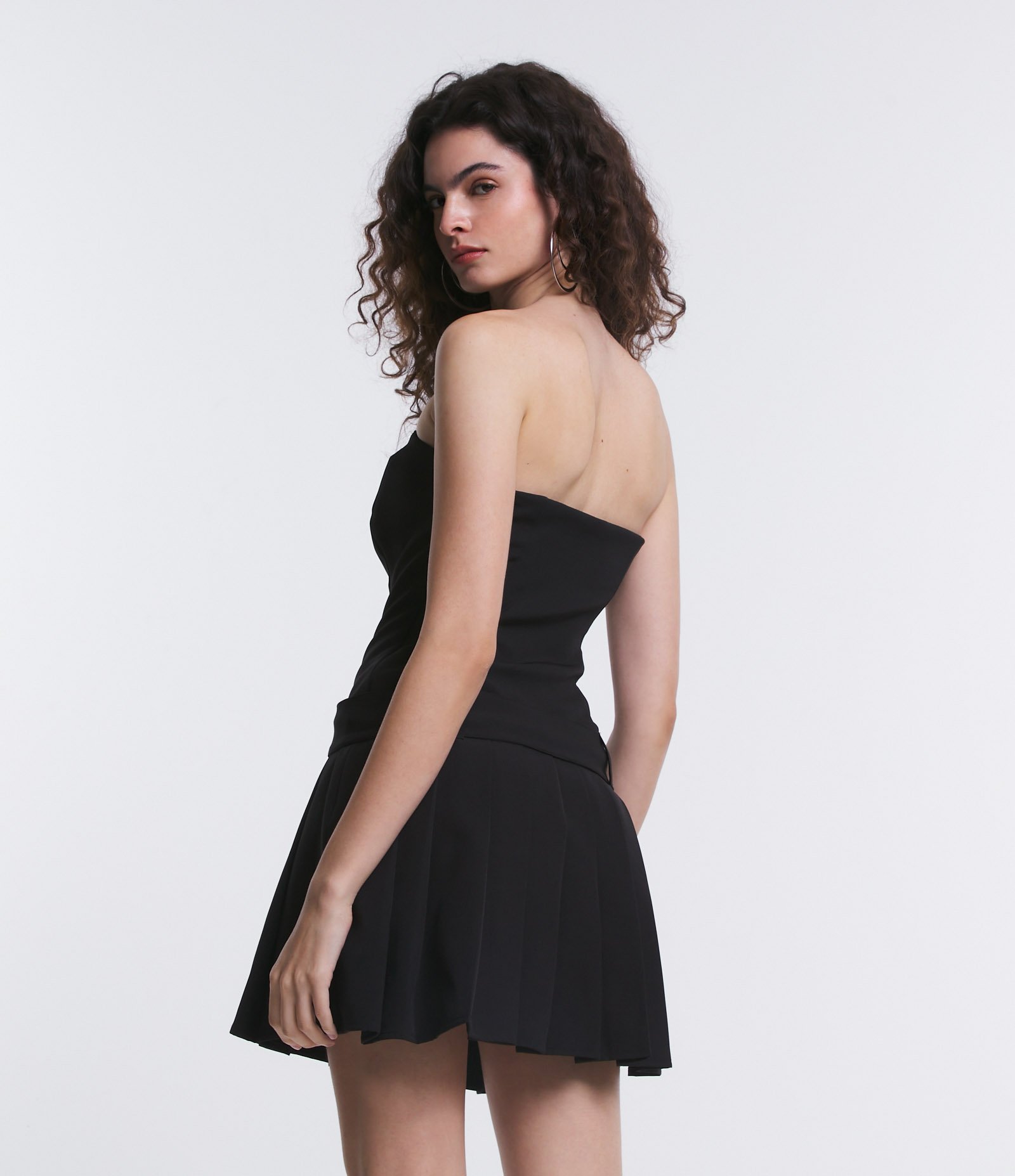 Vestido Curto em Sarja com Cinto de Fivela e Pregas na Saia Preto 3