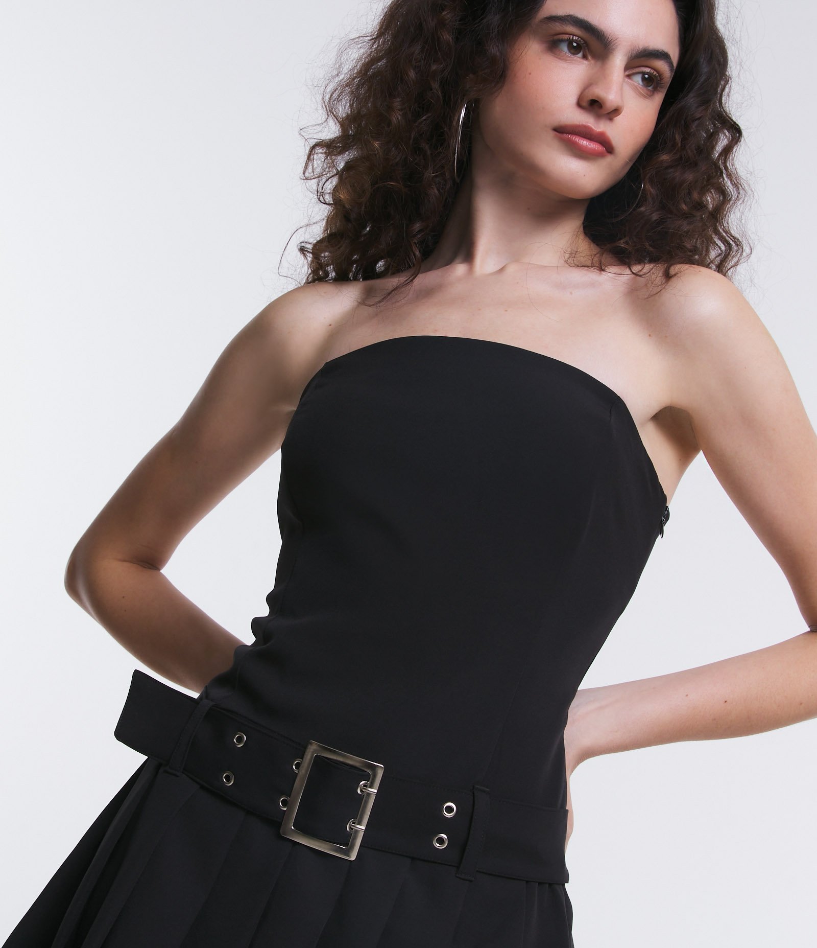 Vestido Curto em Sarja com Cinto de Fivela e Pregas na Saia Preto 4