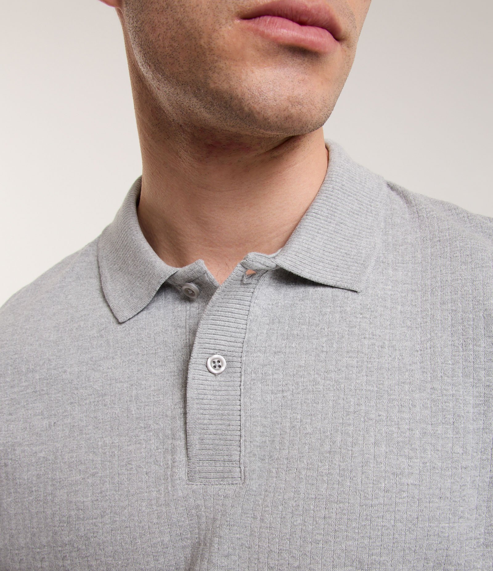 Camisa Polo com Textura Canelada Cinza 5