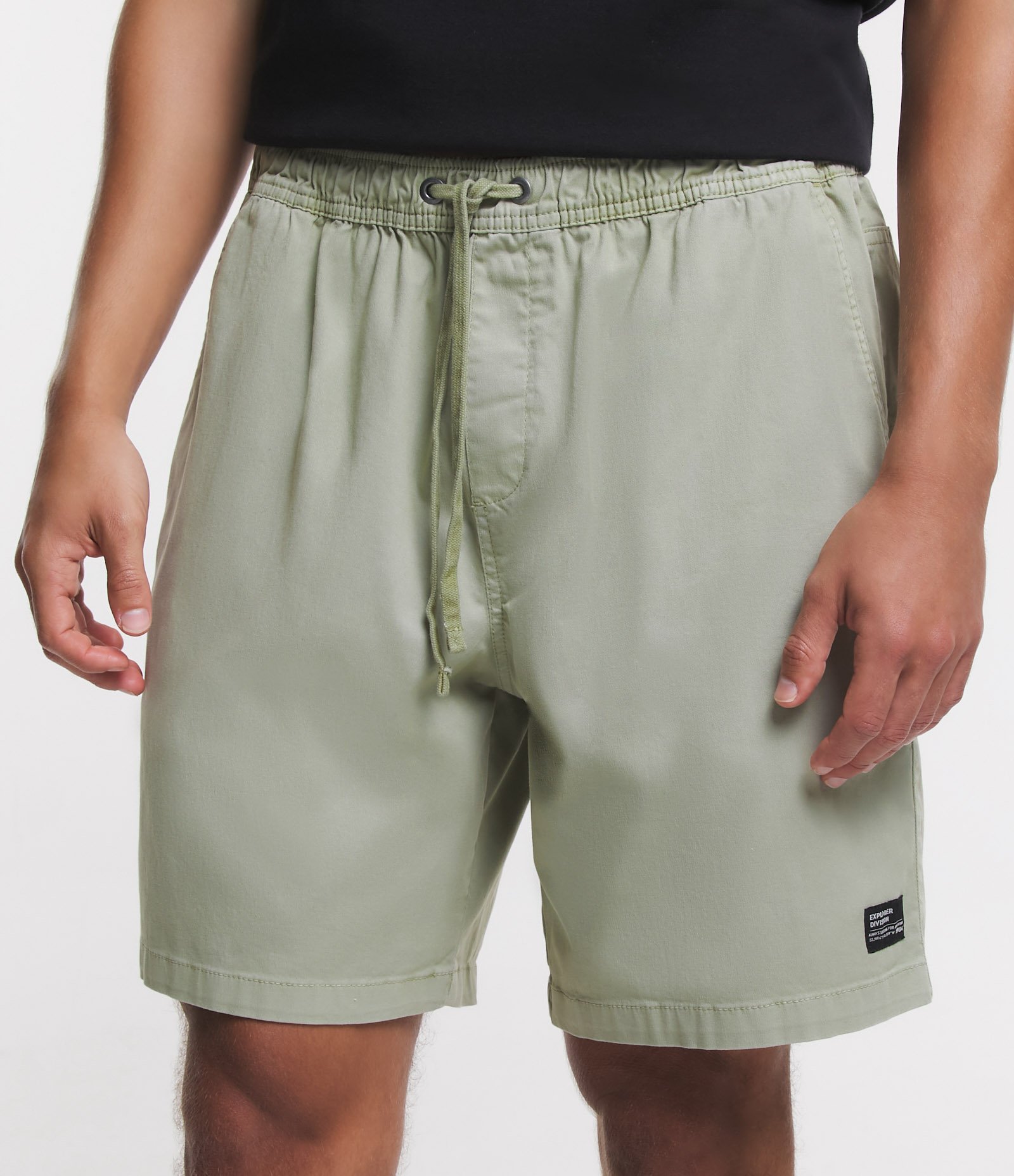 Bermuda Regular em Sarja Lavada com Amarração no Cós Verde Claro 2