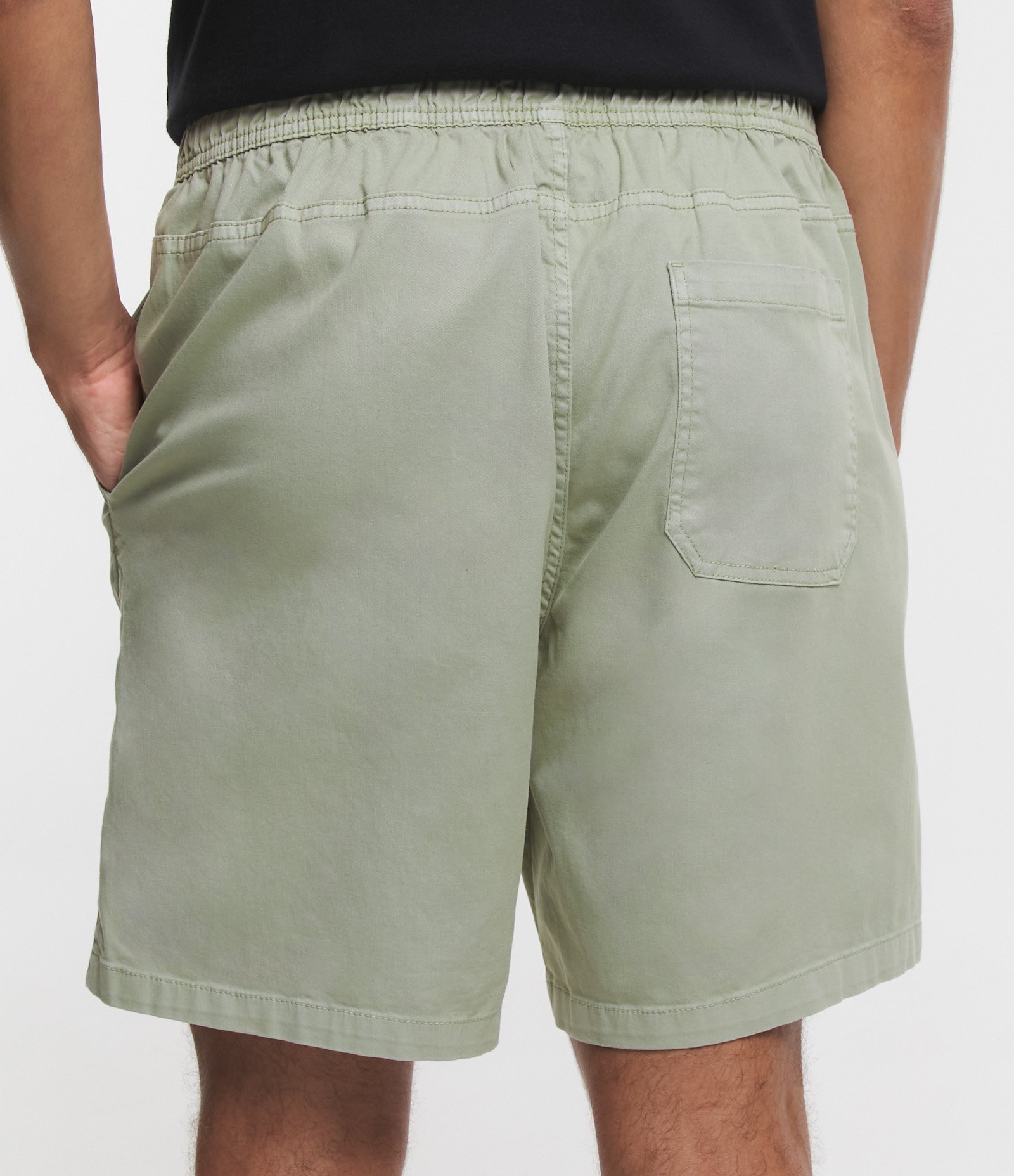 Bermuda Regular em Sarja Lavada com Amarração no Cós Verde Claro 3