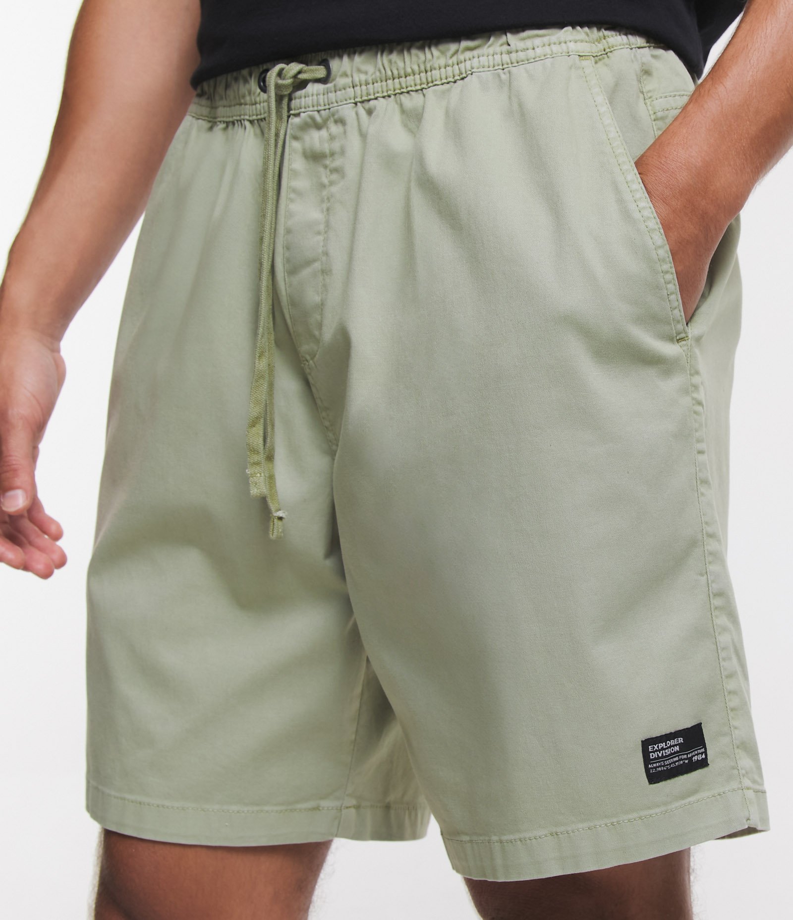 Bermuda Regular em Sarja Lavada com Amarração no Cós Verde Claro 4