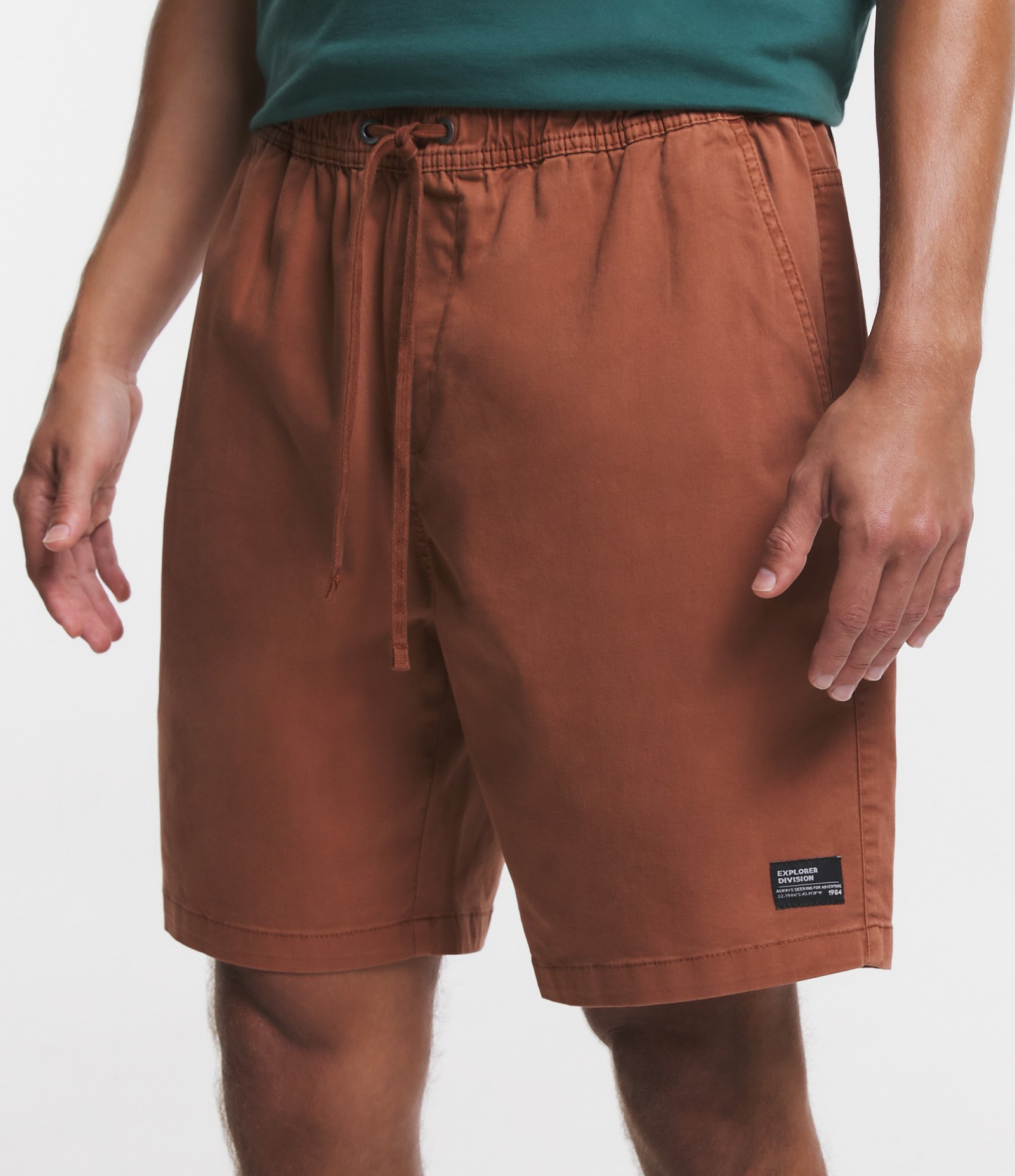 Bermuda Regular em Sarja Lavada com Amarração no Cós 2