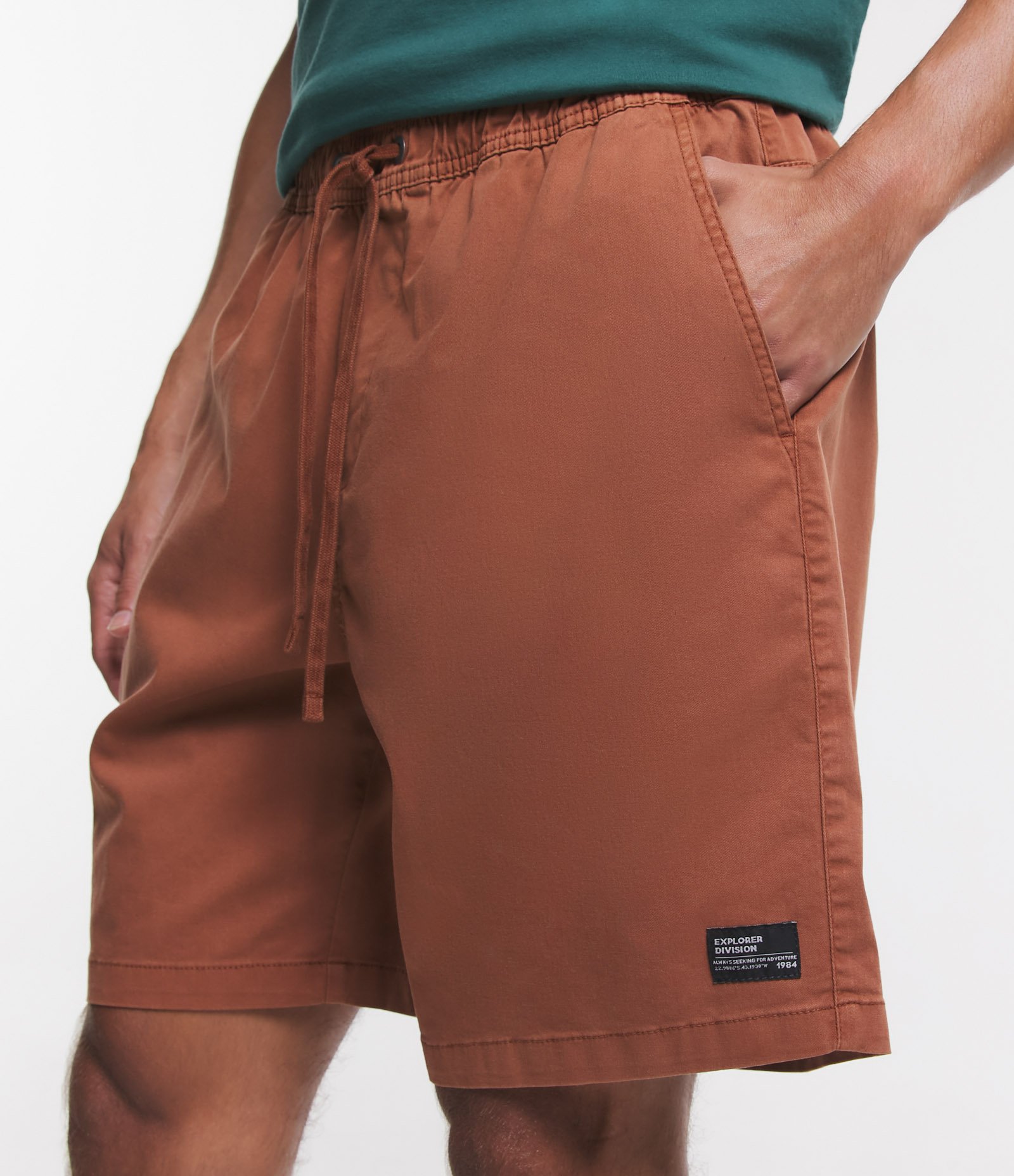 Bermuda Regular em Sarja Lavada com Amarração no Cós 4