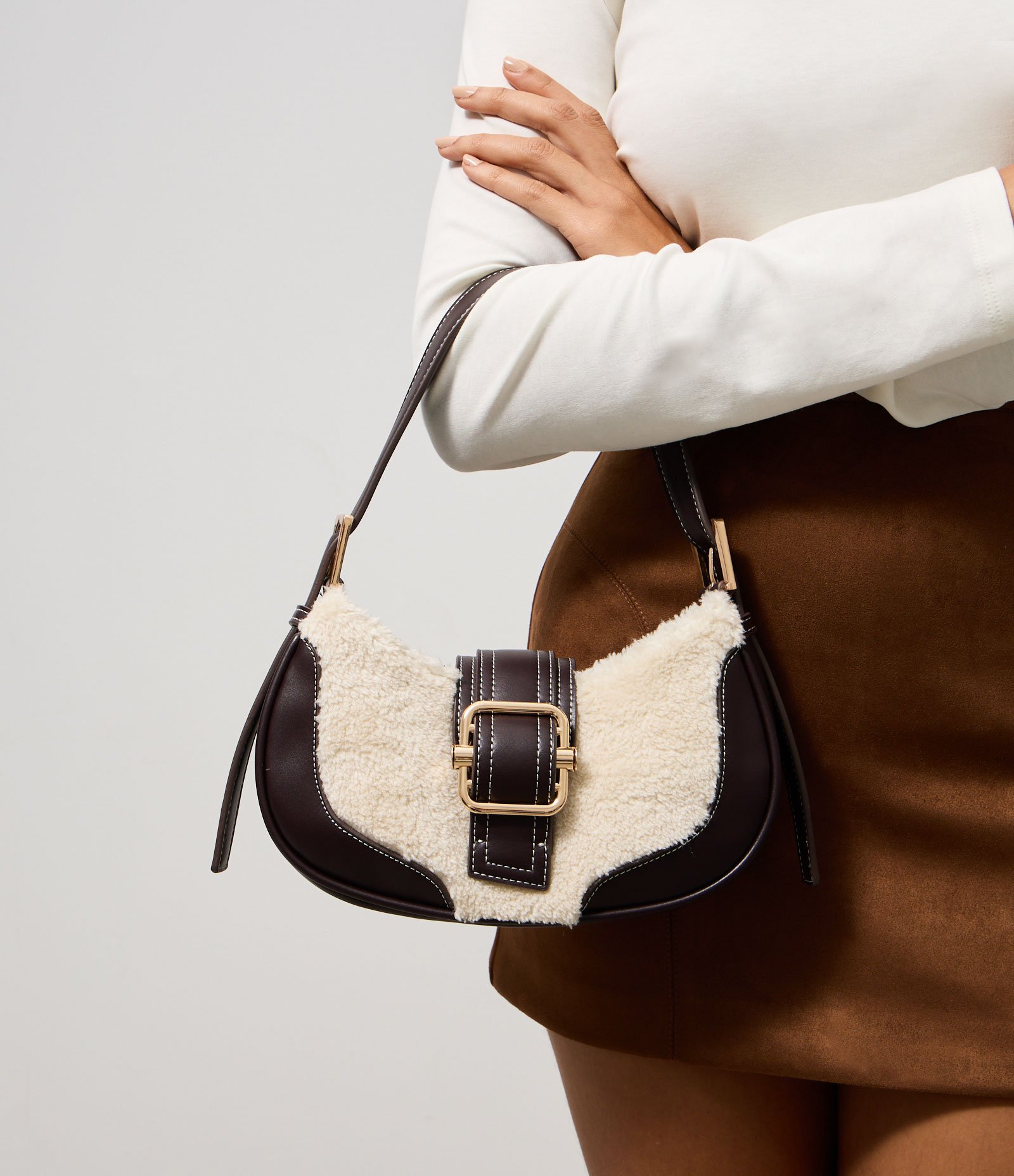 Bolsa Baguete Pequena com Pelos e Fivela Marrom Escuro 8